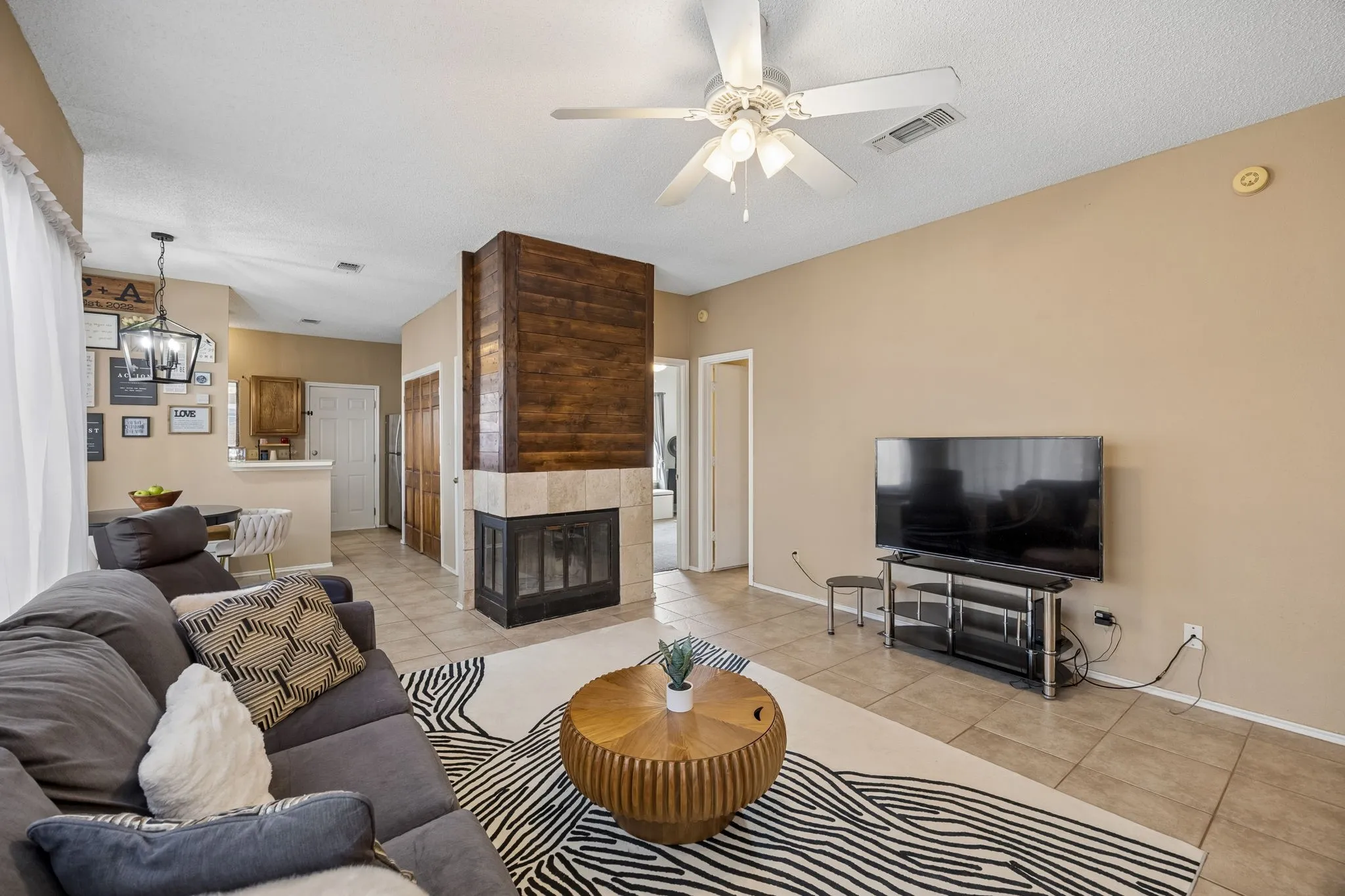 Single Family Residence For Sale in Tarrant County , 2906 Northrope Street, Euless, Texas 76039, 2 Bedroom, 2 Bathroom, Garage spaces, 1,094 Sqft, built in 1985, mls#21383240, Real Estate Agent in Euless, Homes For Sale in Tarrant county, Homes For Sale in Euless, Realtor in Euless Texas, Real Estate Brokerage Independent Realty Texas, Luminita Cordes Realtor