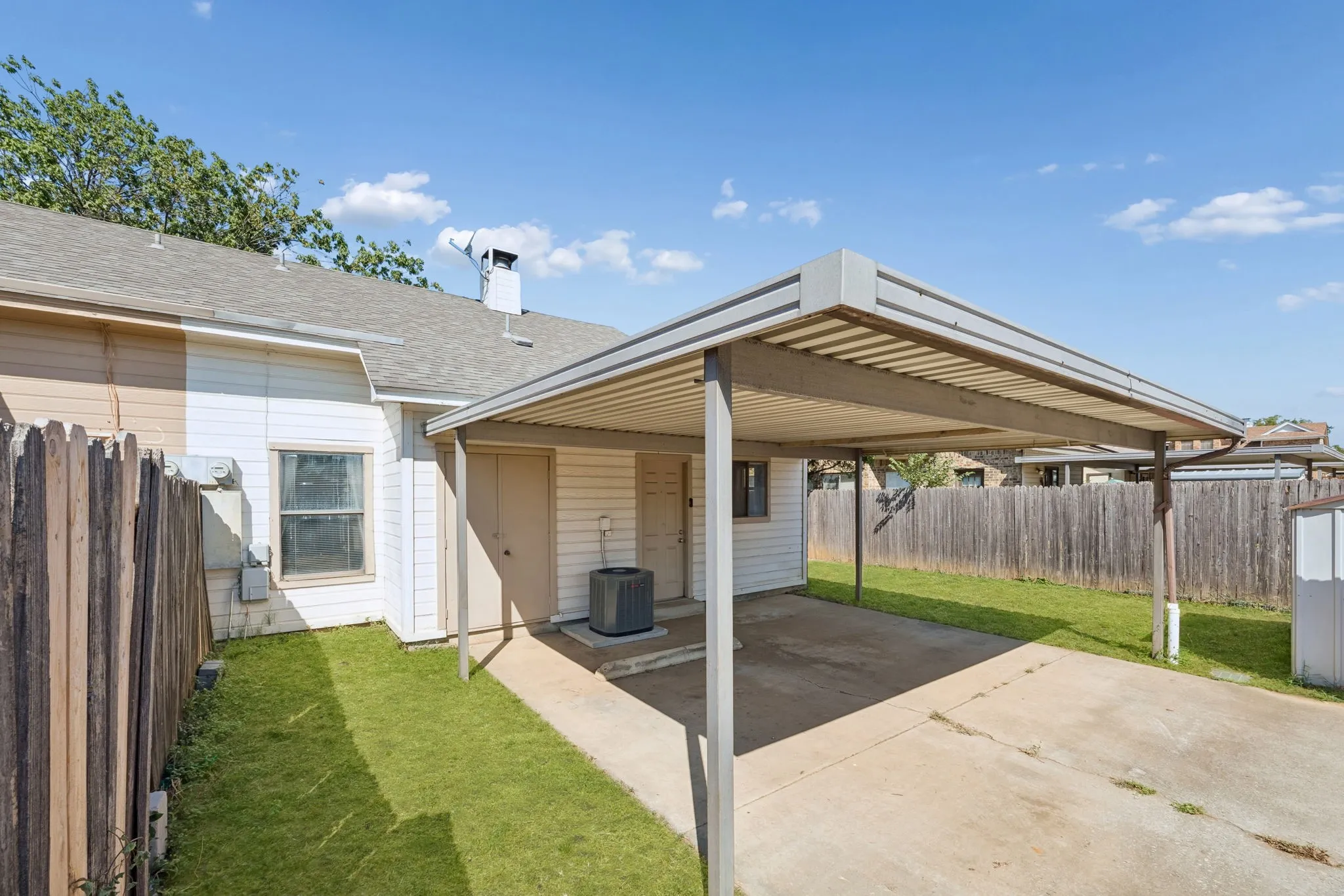 Single Family Residence For Sale in Tarrant County , 2906 Northrope Street, Euless, Texas 76039, 2 Bedroom, 2 Bathroom, Garage spaces, 1,094 Sqft, built in 1985, mls#21383240, Real Estate Agent in Euless, Homes For Sale in Tarrant county, Homes For Sale in Euless, Realtor in Euless Texas, Real Estate Brokerage Independent Realty Texas, Luminita Cordes Realtor