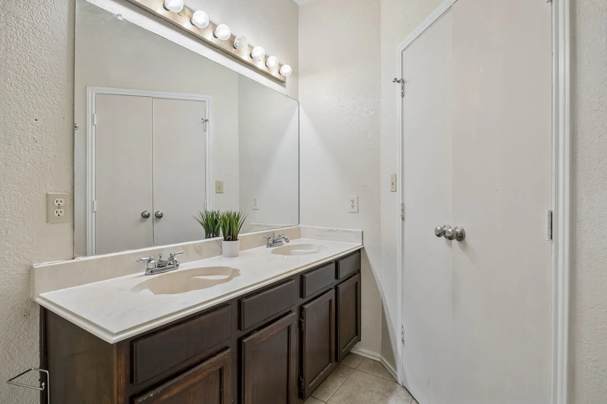 Single Family Residence For Sale in Tarrant County , 2906 Northrope Street, Euless, Texas 76039, 2 Bedroom, 2 Bathroom, Garage spaces, 1,094 Sqft, built in 1985, mls#21383240, Real Estate Agent in Euless, Homes For Sale in Tarrant county, Homes For Sale in Euless, Realtor in Euless Texas, Real Estate Brokerage Independent Realty Texas, Luminita Cordes Realtor