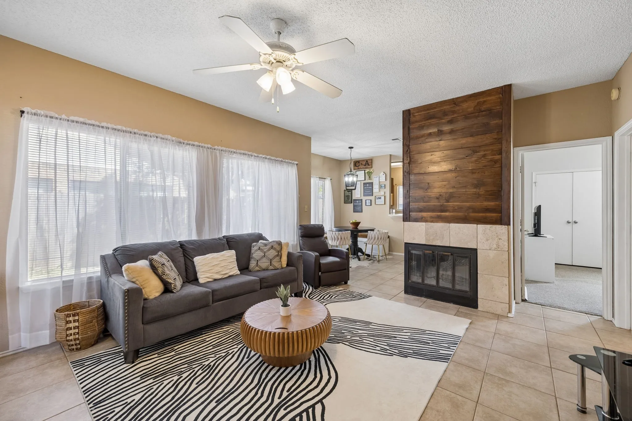 Single Family Residence For Sale in Tarrant County , 2906 Northrope Street, Euless, Texas 76039, 2 Bedroom, 2 Bathroom, Garage spaces, 1,094 Sqft, built in 1985, mls#21383240, Real Estate Agent in Euless, Homes For Sale in Tarrant county, Homes For Sale in Euless, Realtor in Euless Texas, Real Estate Brokerage Independent Realty Texas, Luminita Cordes Realtor