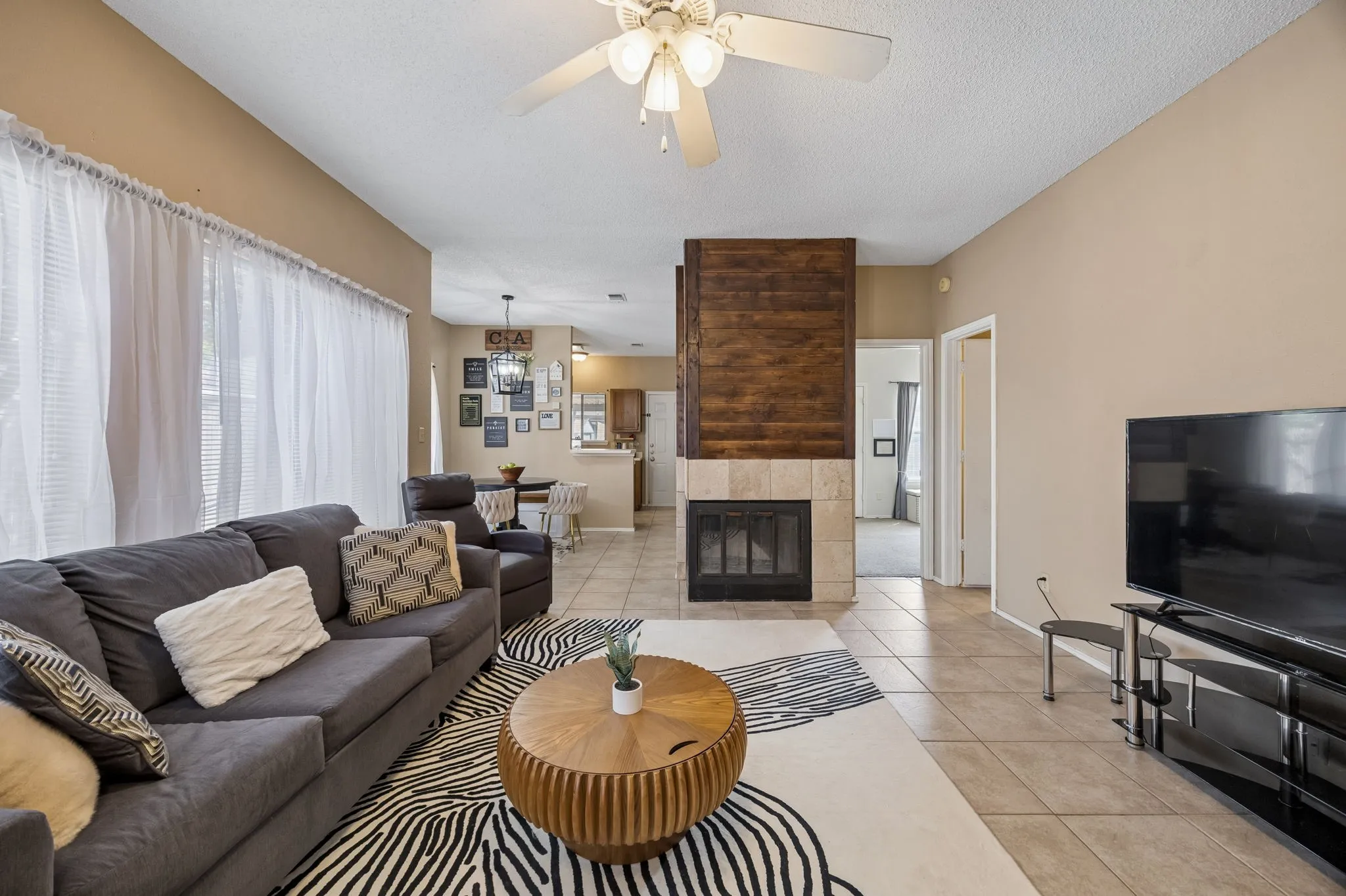 Single Family Residence For Sale in Tarrant County , 2906 Northrope Street, Euless, Texas 76039, 2 Bedroom, 2 Bathroom, Garage spaces, 1,094 Sqft, built in 1985, mls#21383240, Real Estate Agent in Euless, Homes For Sale in Tarrant county, Homes For Sale in Euless, Realtor in Euless Texas, Real Estate Brokerage Independent Realty Texas, Luminita Cordes Realtor