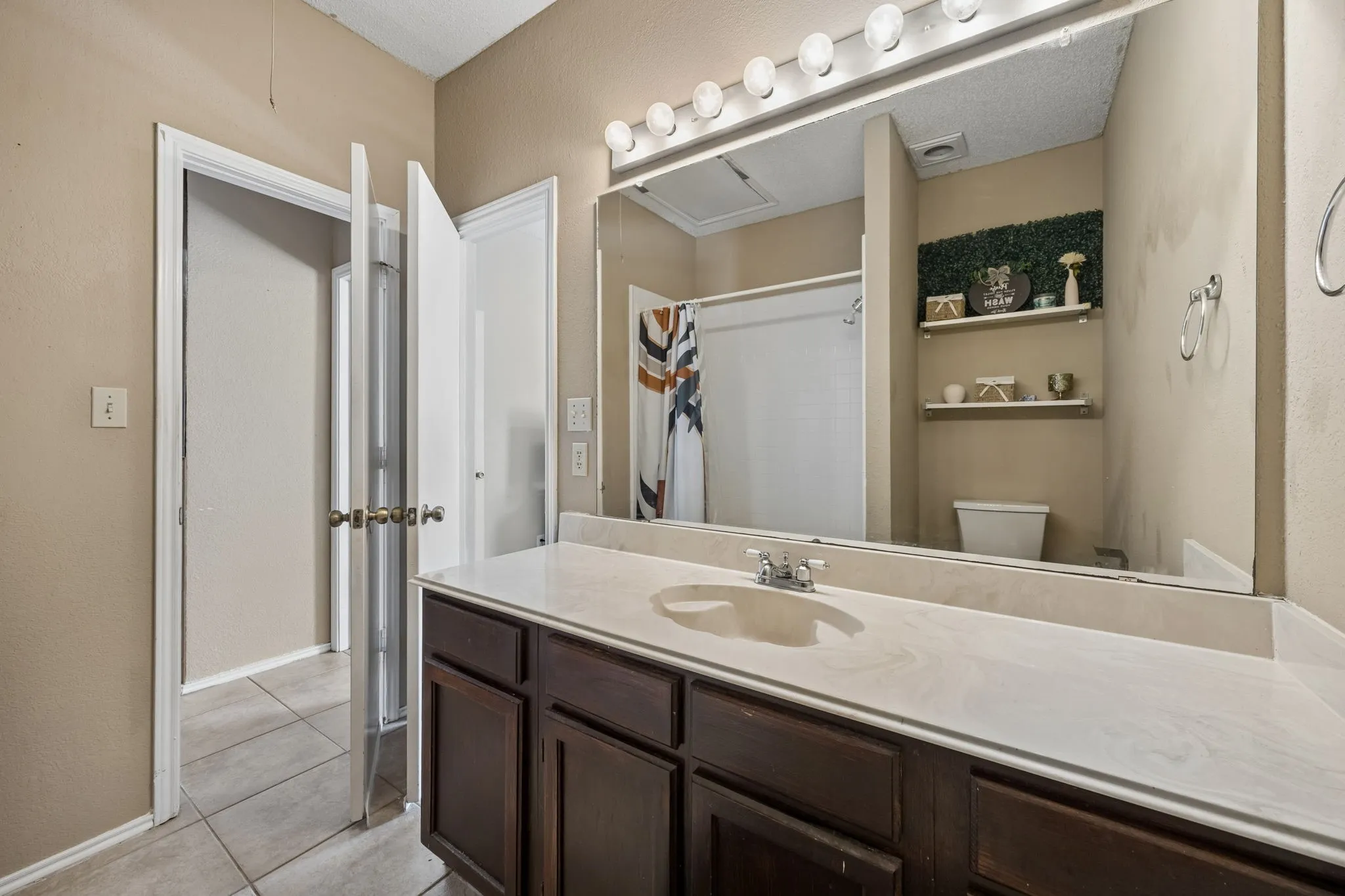 Single Family Residence For Sale in Tarrant County , 2906 Northrope Street, Euless, Texas 76039, 2 Bedroom, 2 Bathroom, Garage spaces, 1,094 Sqft, built in 1985, mls#21383240, Real Estate Agent in Euless, Homes For Sale in Tarrant county, Homes For Sale in Euless, Realtor in Euless Texas, Real Estate Brokerage Independent Realty Texas, Luminita Cordes Realtor