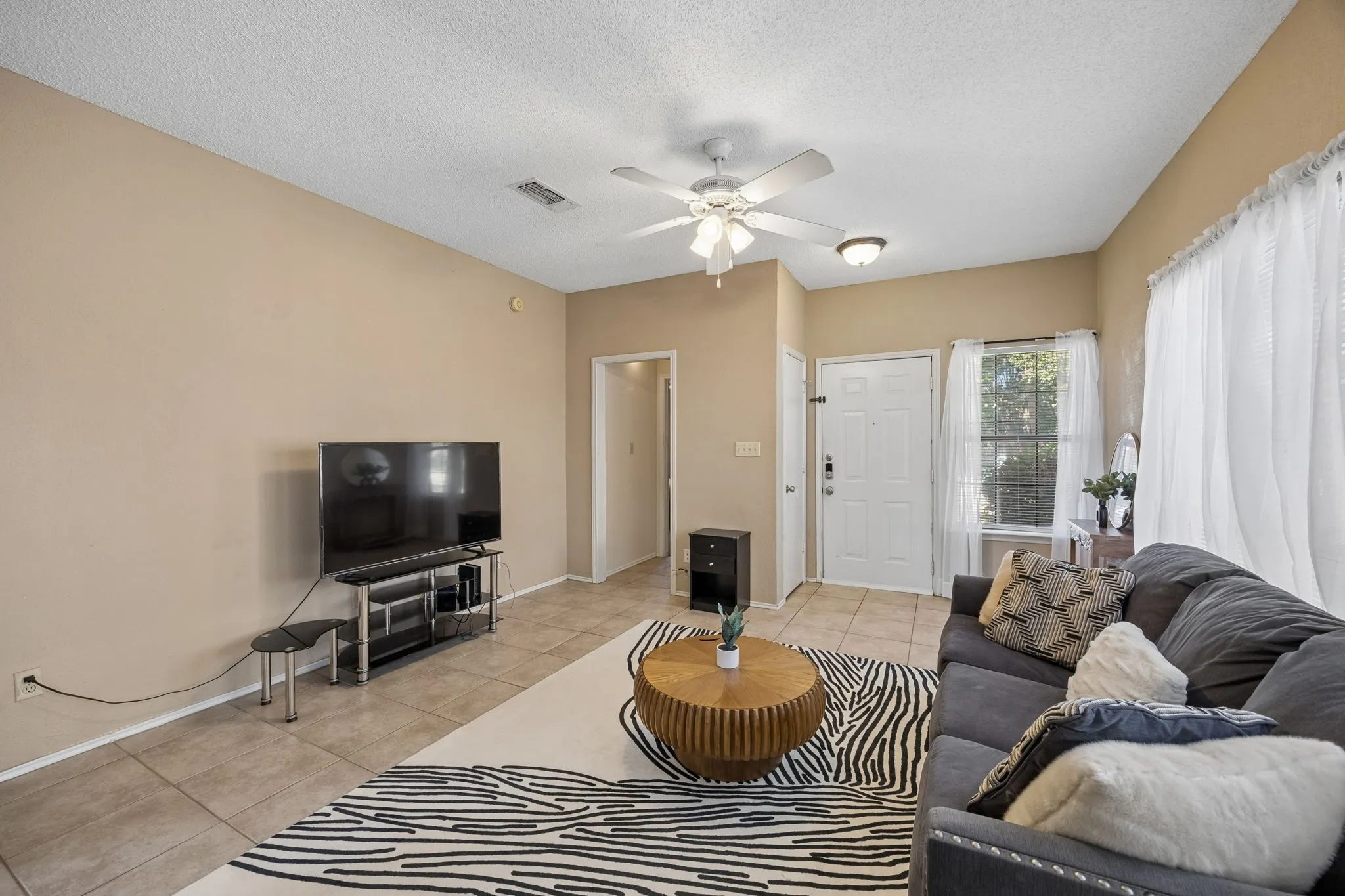 Single Family Residence For Sale in Tarrant County , 2906 Northrope Street, Euless, Texas 76039, 2 Bedroom, 2 Bathroom, Garage spaces, 1,094 Sqft, built in 1985, mls#21383240, Real Estate Agent in Euless, Homes For Sale in Tarrant county, Homes For Sale in Euless, Realtor in Euless Texas, Real Estate Brokerage Independent Realty Texas, Luminita Cordes Realtor