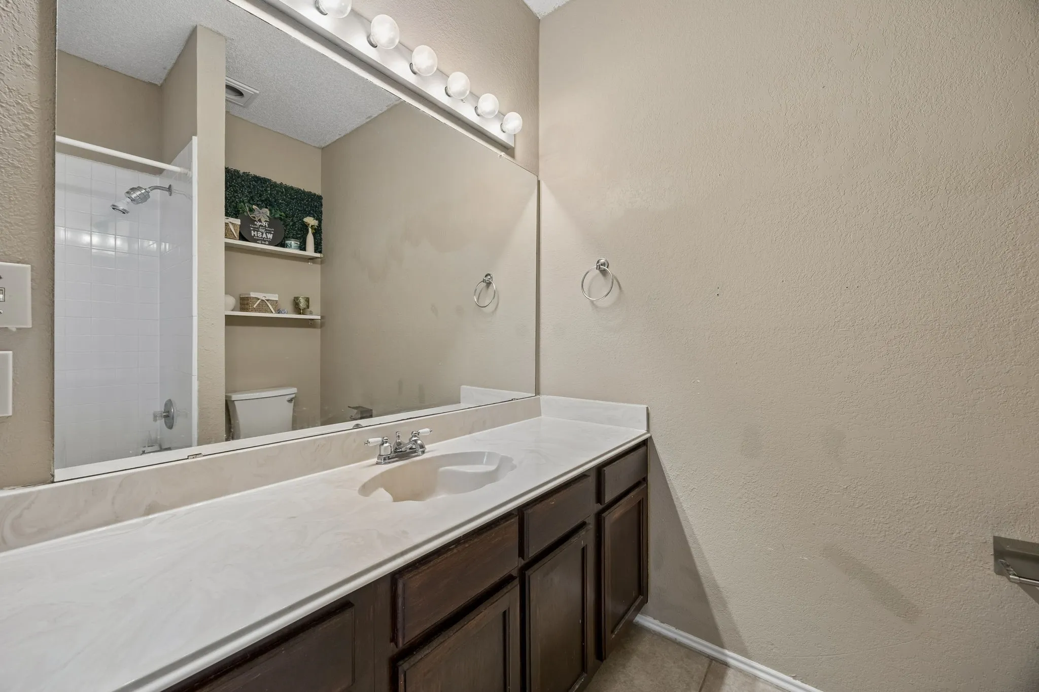 Single Family Residence For Sale in Tarrant County , 2906 Northrope Street, Euless, Texas 76039, 2 Bedroom, 2 Bathroom, Garage spaces, 1,094 Sqft, built in 1985, mls#21383240, Real Estate Agent in Euless, Homes For Sale in Tarrant county, Homes For Sale in Euless, Realtor in Euless Texas, Real Estate Brokerage Independent Realty Texas, Luminita Cordes Realtor