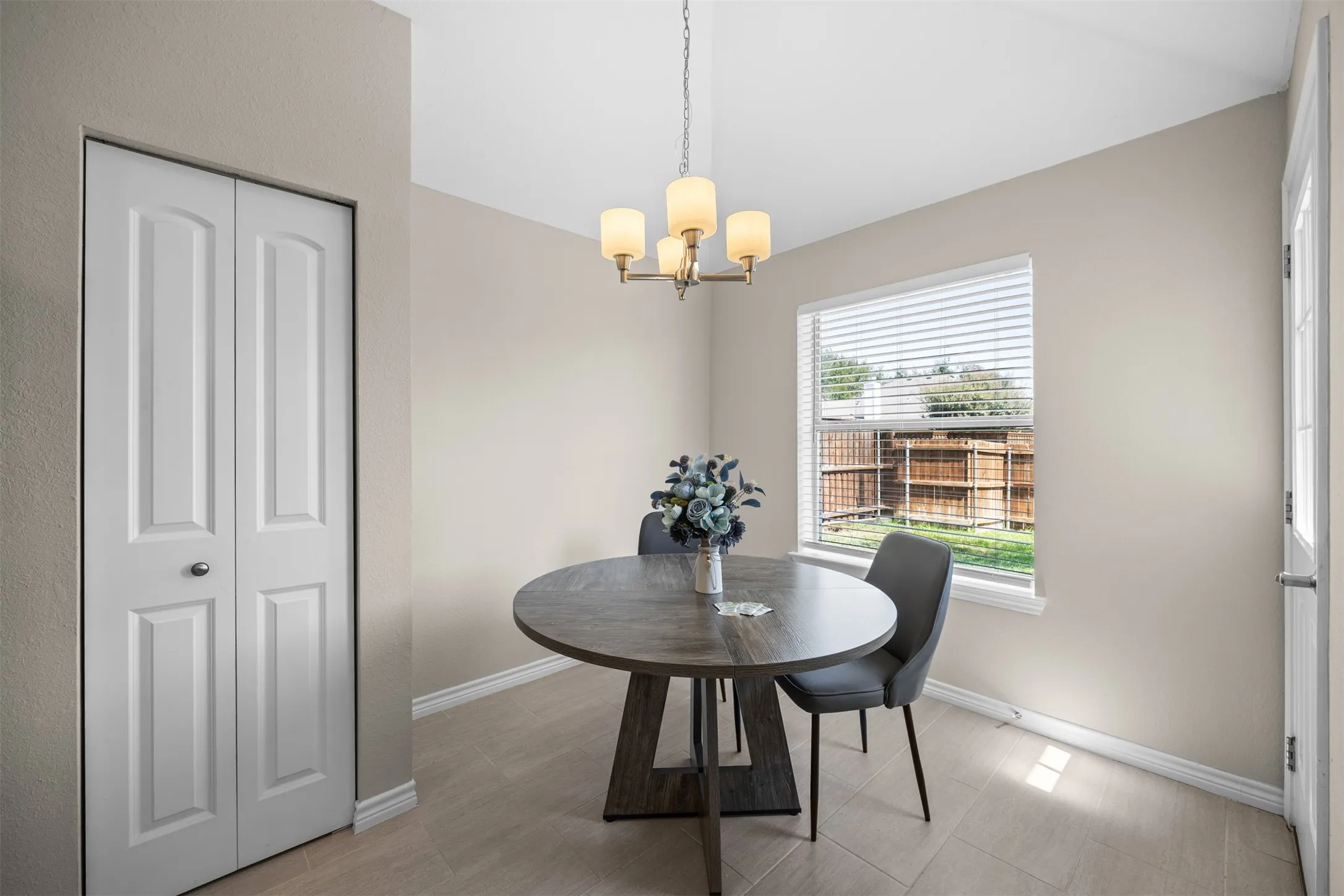Dining area with a view to the backyard