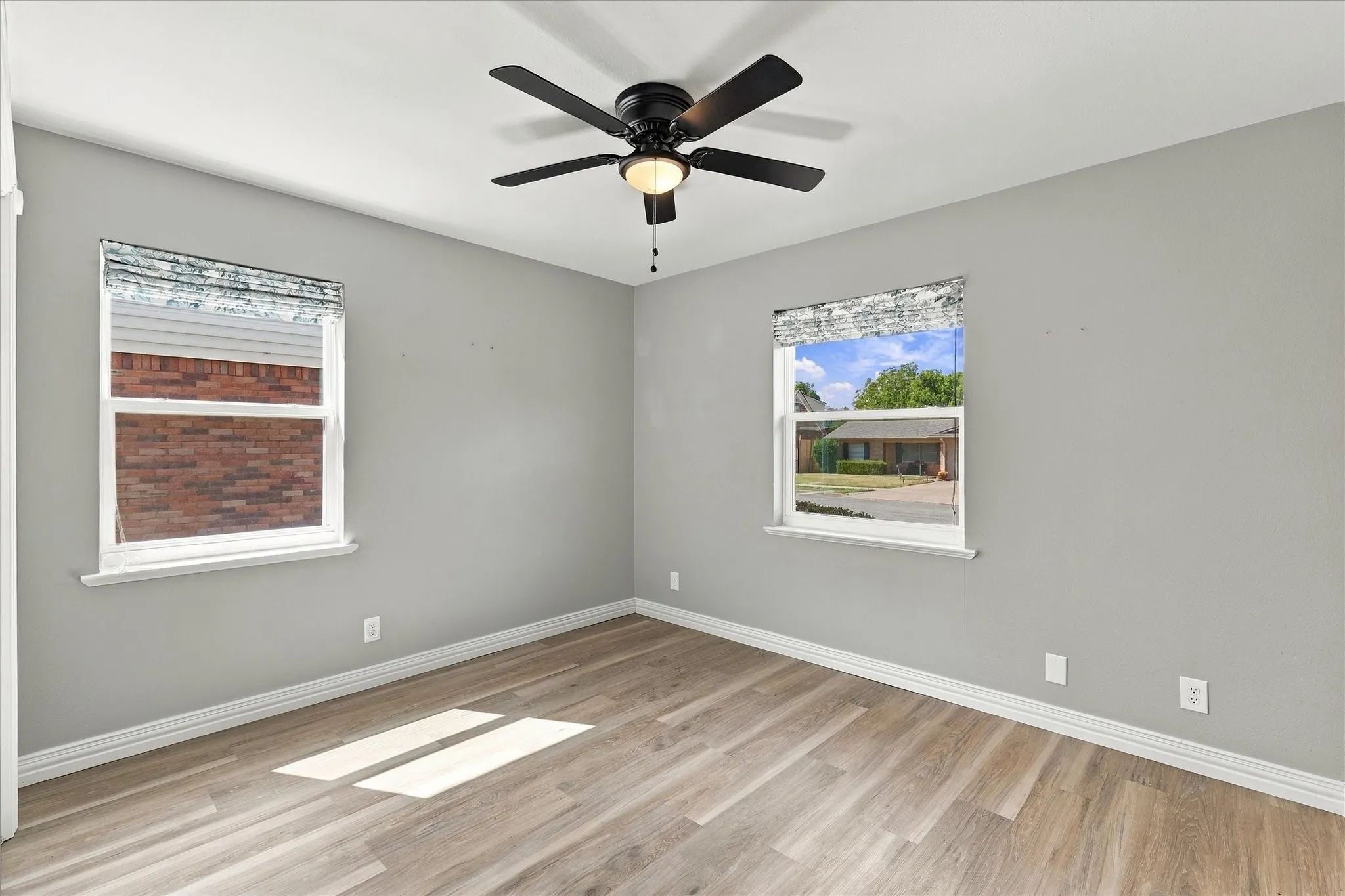 Single Family Residence For Sale in Grayson County , 2325 N Lockhart Street, Sherman, Texas 75092, 3 Bedroom, 3 Bathroom, 2 Garage spaces, 1,404 Sqft, built in 1963, mls#21327999, Real Estate Agent in Sherman, Homes For Sale in Grayson county, Homes For Sale in Sherman, Realtor in Sherman Texas, Real Estate Brokerage Independent Realty Texas, Luminita Cordes Realtor
