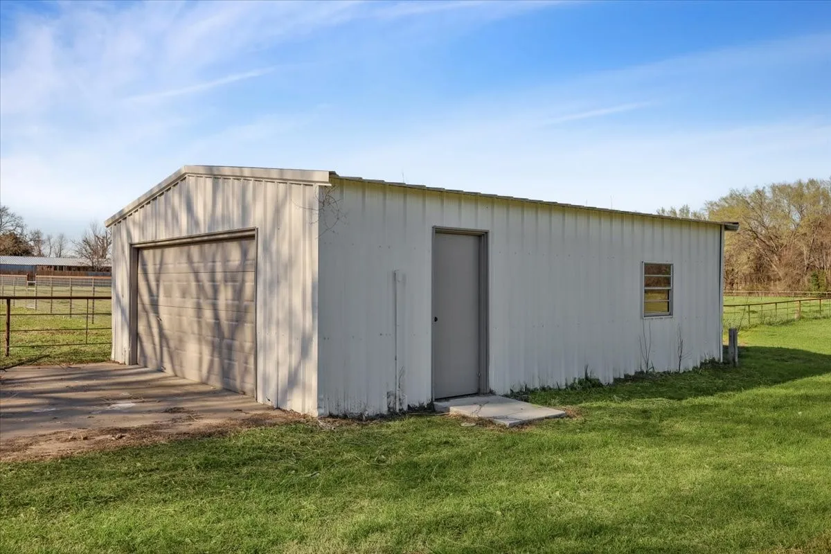 Single Family Residence For Sale in Kaufman County , 875 Fm 1389 S, Combine, Texas 75159, 3 Bedroom, 2 Bathroom, 2 Garage spaces, 1,922 Sqft, built in 1980, mls#21390035, Real Estate Agent in Combine, Homes For Sale in Kaufman county, Homes For Sale in Combine, Realtor in Combine Texas, Real Estate Brokerage Independent Realty Texas, Luminita Cordes Realtor