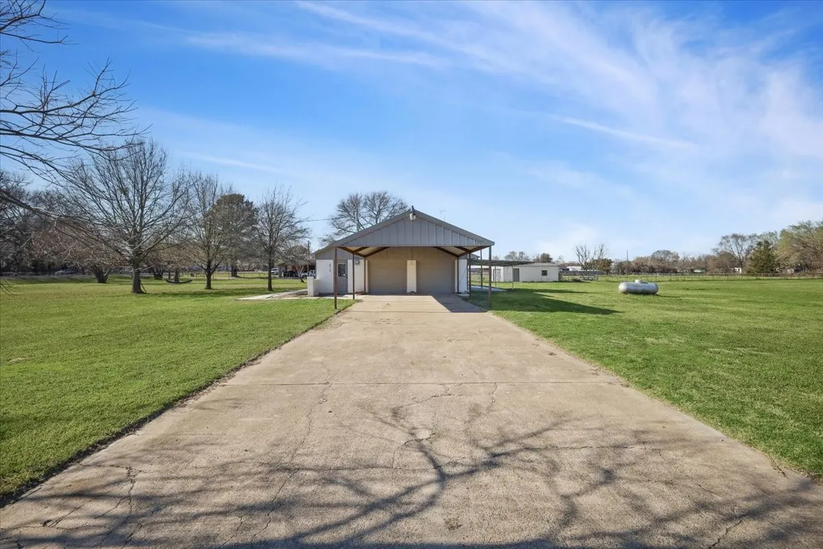 Single Family Residence For Sale in Kaufman County , 875 Fm 1389 S, Combine, Texas 75159, 3 Bedroom, 2 Bathroom, 2 Garage spaces, 1,922 Sqft, built in 1980, mls#21390035, Real Estate Agent in Combine, Homes For Sale in Kaufman county, Homes For Sale in Combine, Realtor in Combine Texas, Real Estate Brokerage Independent Realty Texas, Luminita Cordes Realtor