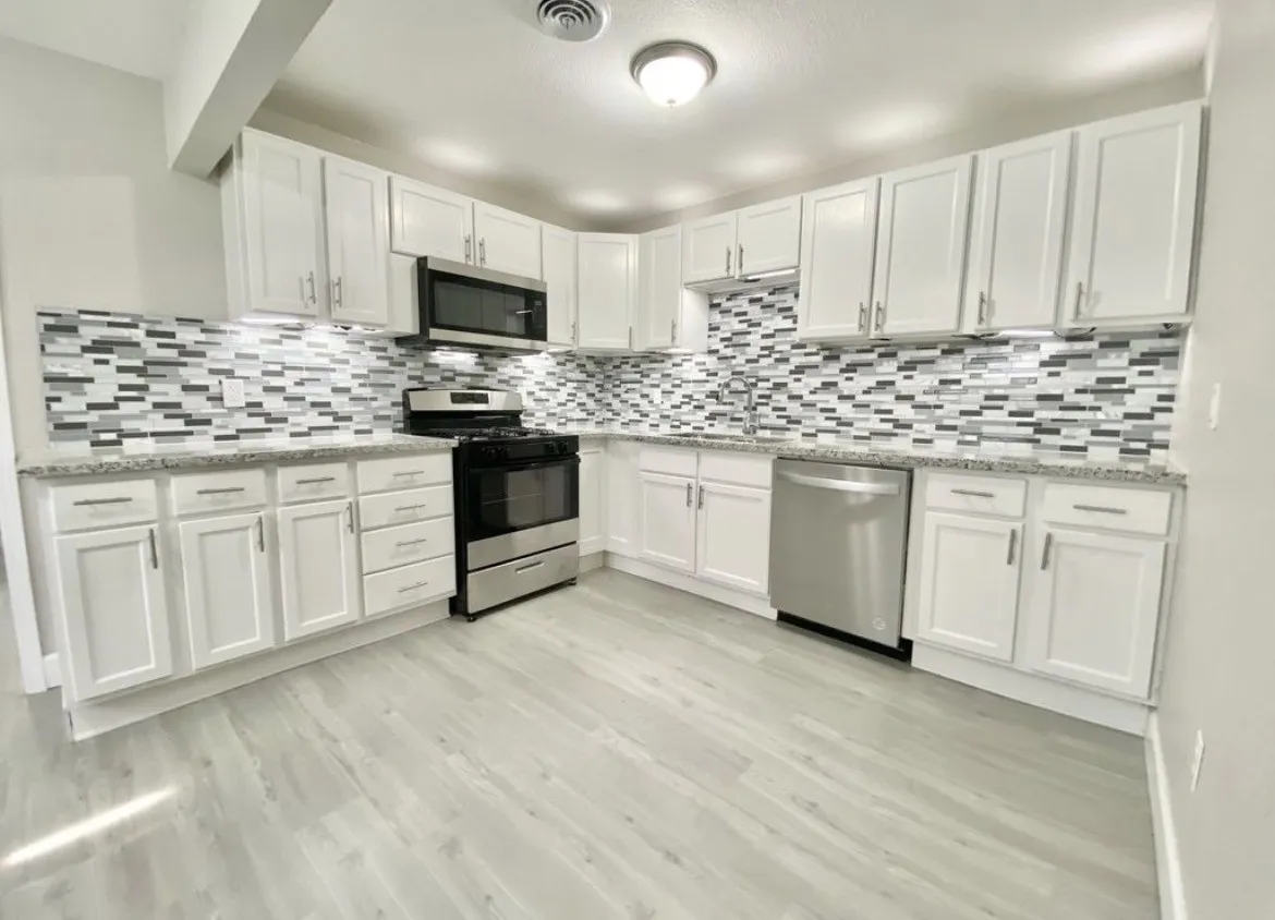 Single Family Residence For Sale in Galveston County , 100 17th Avenue N, Texas City, Texas 77590, 3 Bedroom, 2 Bathroom, Garage spaces, 1,710 Sqft, built in 1943, mls#21390036, Real Estate Agent in Texas City, Homes For Sale in Galveston county, Homes For Sale in Texas City, Realtor in Texas City Texas, Real Estate Brokerage Independent Realty Texas, Luminita Cordes Realtor