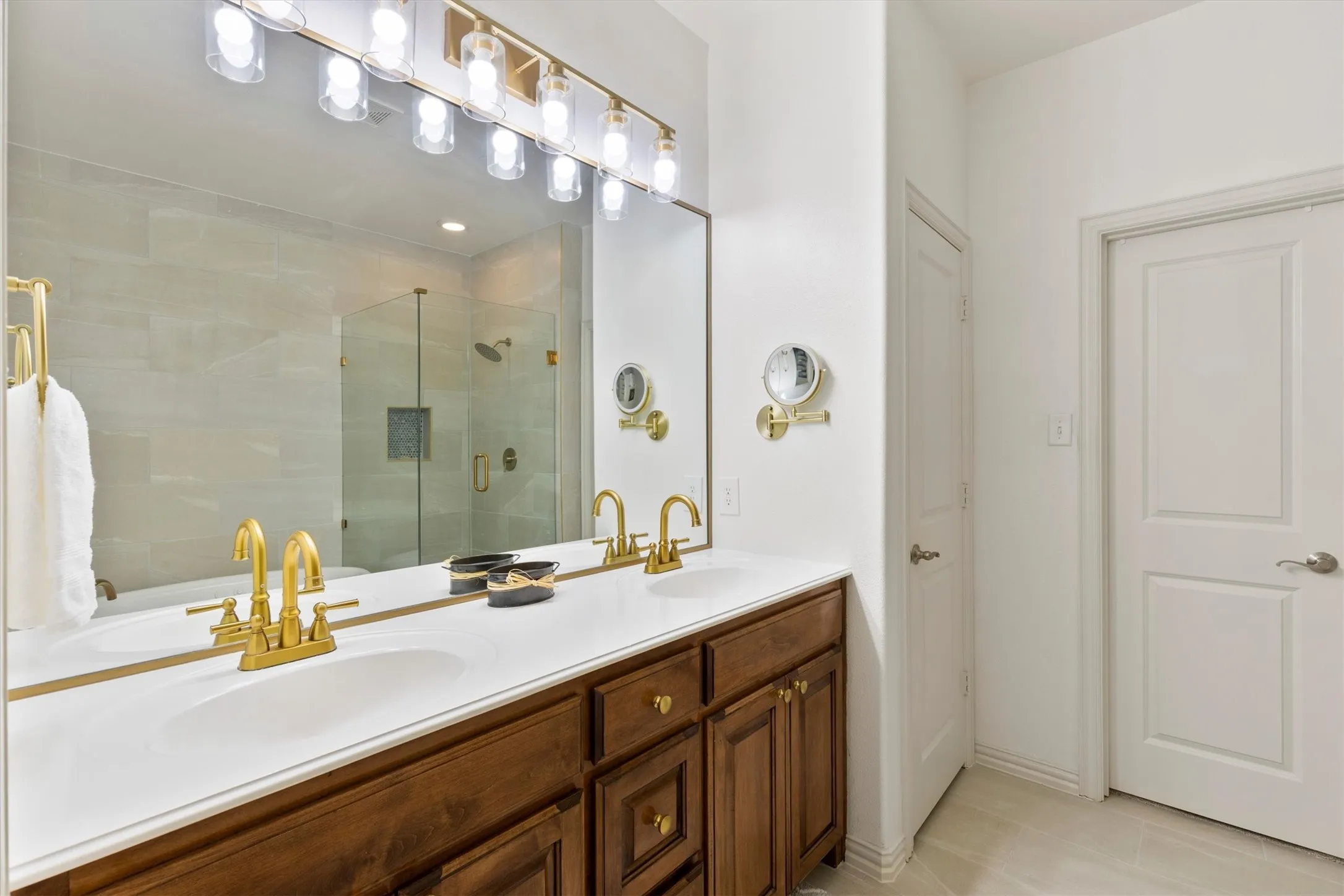 Townhouse For Sale in Collin County , 5695 Hummingbird Lane, Fairview, Texas 75069, 3 Bedroom, 3 Bathroom, 2 Garage spaces, 1,973 Sqft, built in 2012, mls#21389996, Real Estate Agent in Fairview, Homes For Sale in Collin county, Homes For Sale in Fairview, Realtor in Fairview Texas, Real Estate Brokerage Independent Realty Texas, Luminita Cordes Realtor