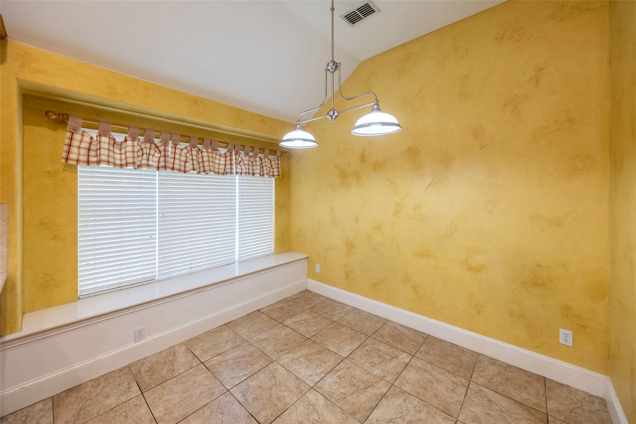 Single Family Residence For Rent in Collin County , 6366 Shadywood, Frisco, Texas 75035, 4 Bedroom, 2 Bathroom, 2 Garage spaces, 2,193 Sqft, built in 2002, mls#21390042, Real Estate Agent in Frisco, Homes For Rent in Collin county, Homes For Rent in Frisco, Realtor in Frisco Texas, Real Estate Brokerage Independent Realty Texas, Luminita Cordes Realtor