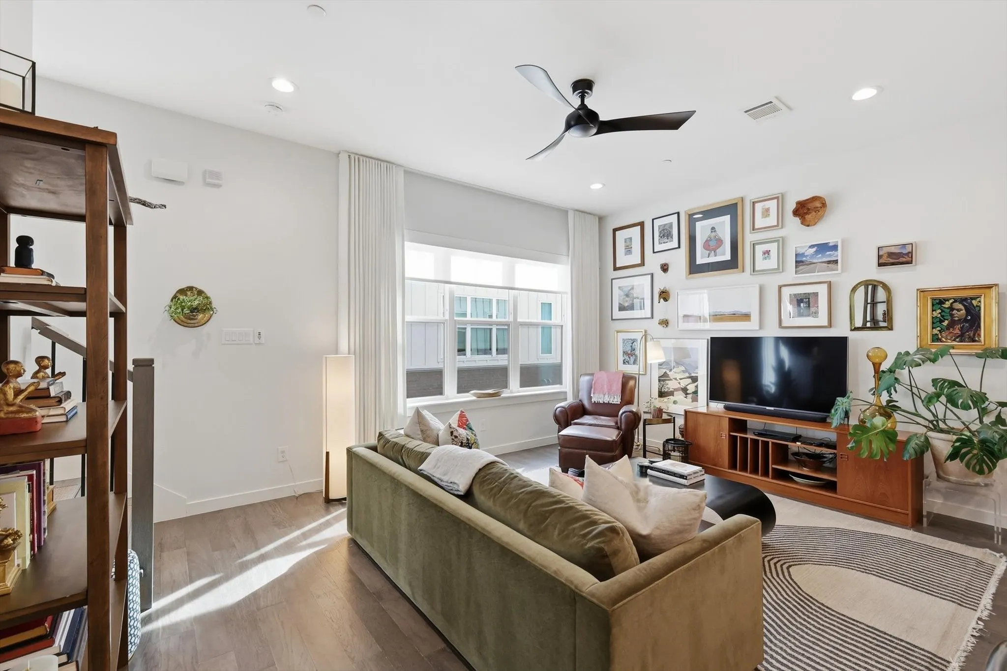 Condominium For Sale in Dallas County , 4620 Munger Avenue 105, Dallas, Texas 75204, 2 Bedroom, 3 Bathroom, 2 Garage spaces, 1,590 Sqft, built in 2017, mls#21390039, Real Estate Agent in Dallas, Homes For Sale in Dallas county, Homes For Sale in Dallas, Realtor in Dallas Texas, Real Estate Brokerage Independent Realty Texas, Luminita Cordes Realtor