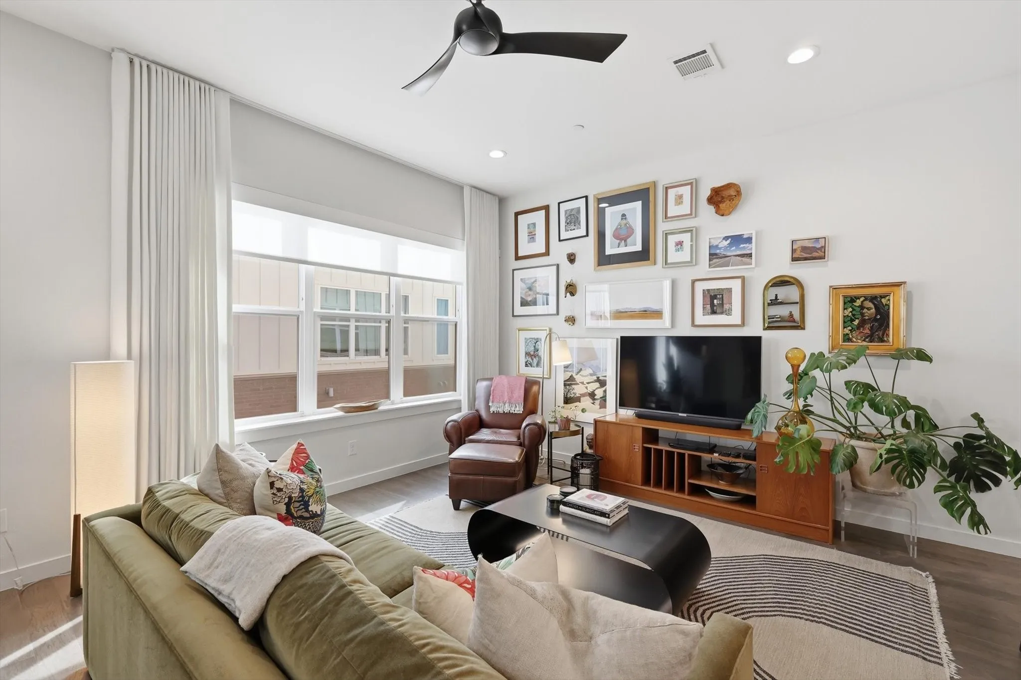Condominium For Sale in Dallas County , 4620 Munger Avenue 105, Dallas, Texas 75204, 2 Bedroom, 3 Bathroom, 2 Garage spaces, 1,590 Sqft, built in 2017, mls#21390039, Real Estate Agent in Dallas, Homes For Sale in Dallas county, Homes For Sale in Dallas, Realtor in Dallas Texas, Real Estate Brokerage Independent Realty Texas, Luminita Cordes Realtor