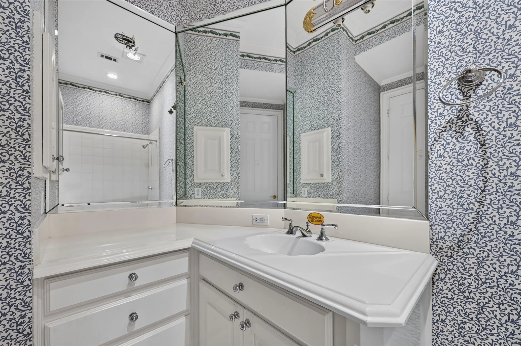 Single Family Residence For Sale in Dallas County , 7007 Spanky Branch Court, Dallas, Texas 75248, 6 Bedroom, 9 Bathroom, 3 Garage spaces, 7,908 Sqft, built in 1995, mls#21387810, Real Estate Agent in Dallas, Homes For Sale in Dallas county, Homes For Sale in Dallas, Realtor in Dallas Texas, Real Estate Brokerage Independent Realty Texas, Luminita Cordes Realtor