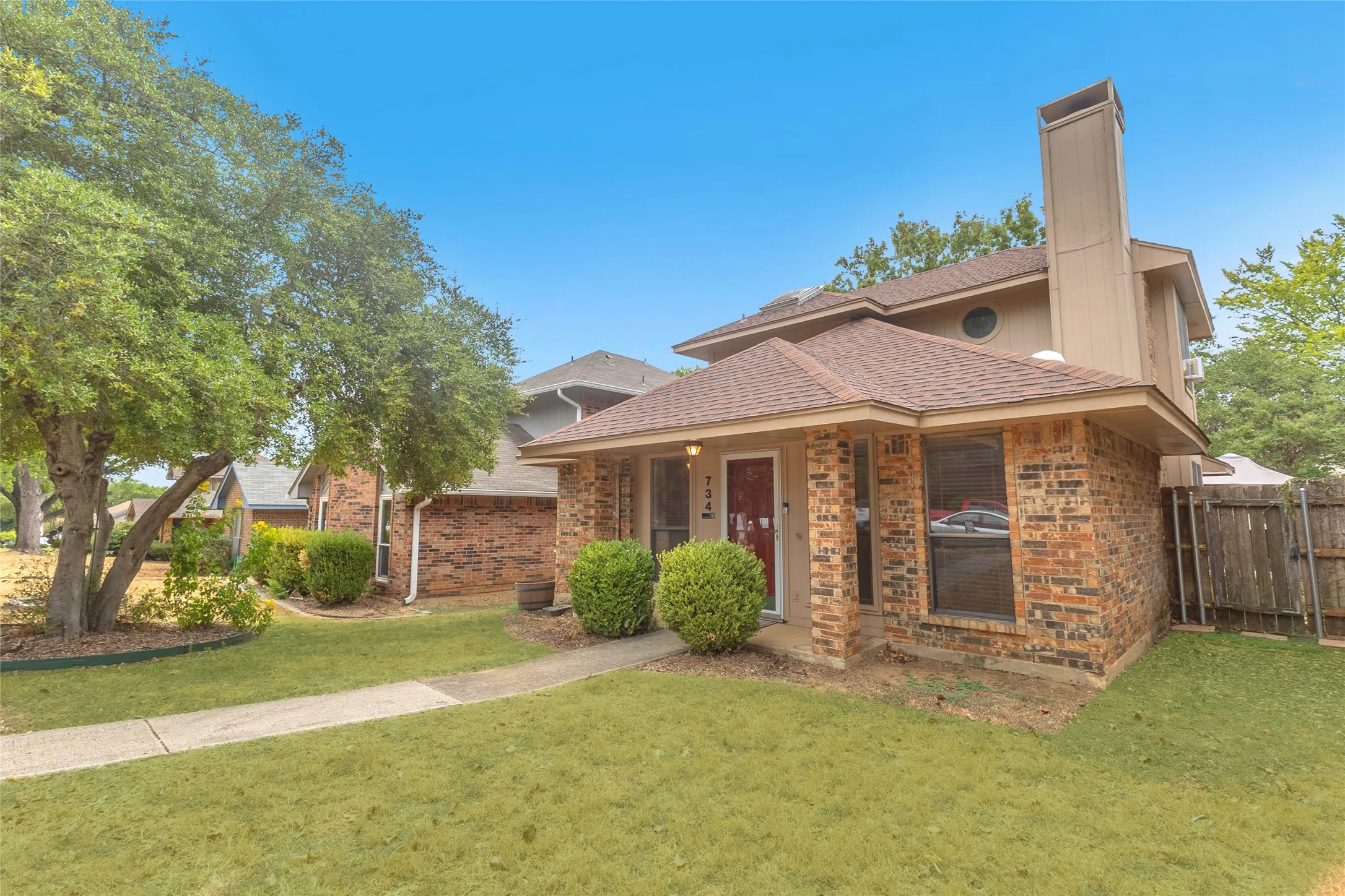 Single Family Residence For Sale in Denton County , 734 Red Oak Drive, Lewisville, Texas 75067, 3 Bedroom, 2 Bathroom, 2 Garage spaces, 1,210 Sqft, built in 1985, mls#21390045, Real Estate Agent in Lewisville, Homes For Sale in Denton county, Homes For Sale in Lewisville, Realtor in Lewisville Texas, Real Estate Brokerage Independent Realty Texas, Luminita Cordes Realtor
