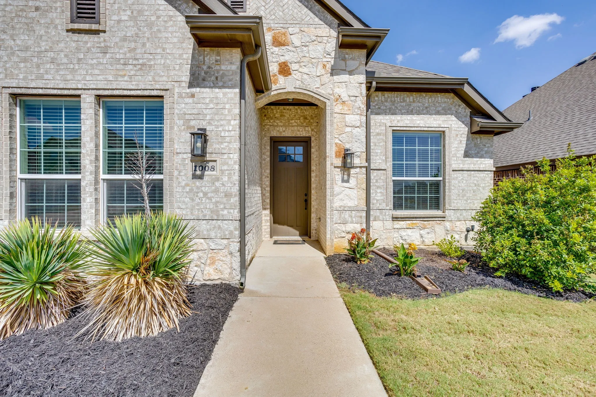 Single Family Residence For Sale in Johnson County , 1008 Wildwood Drive, Joshua, Texas 76058, 3 Bedroom, 3 Bathroom, 2 Garage spaces, 2,441 Sqft, built in 2021, mls#21389831, Real Estate Agent in Joshua, Homes For Sale in Johnson county, Homes For Sale in Joshua, Realtor in Joshua Texas, Real Estate Brokerage Independent Realty Texas, Luminita Cordes Realtor