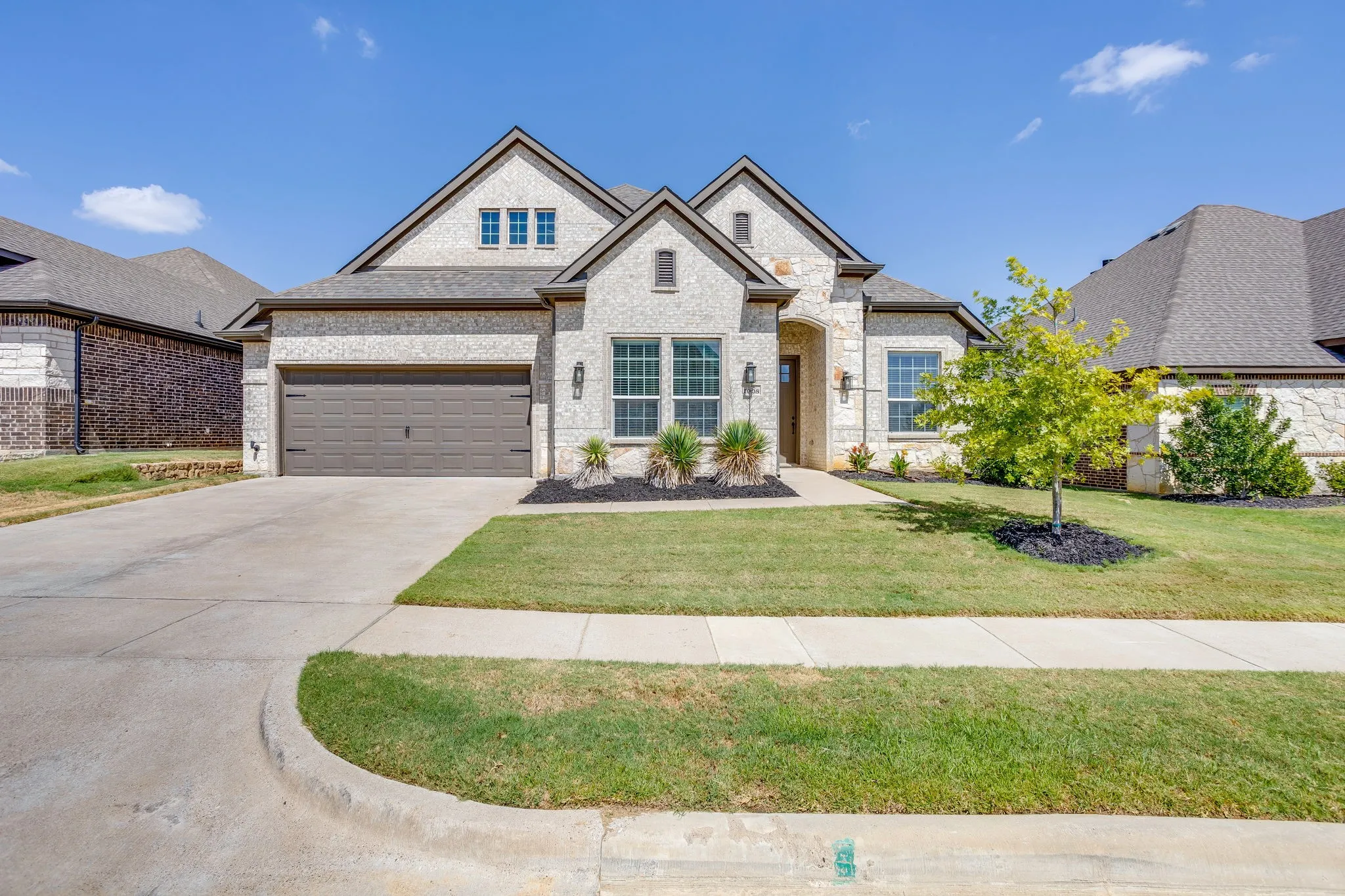 Single Family Residence For Sale in Johnson County , 1008 Wildwood Drive, Joshua, Texas 76058, 3 Bedroom, 3 Bathroom, 2 Garage spaces, 2,441 Sqft, built in 2021, mls#21389831, Real Estate Agent in Joshua, Homes For Sale in Johnson county, Homes For Sale in Joshua, Realtor in Joshua Texas, Real Estate Brokerage Independent Realty Texas, Luminita Cordes Realtor