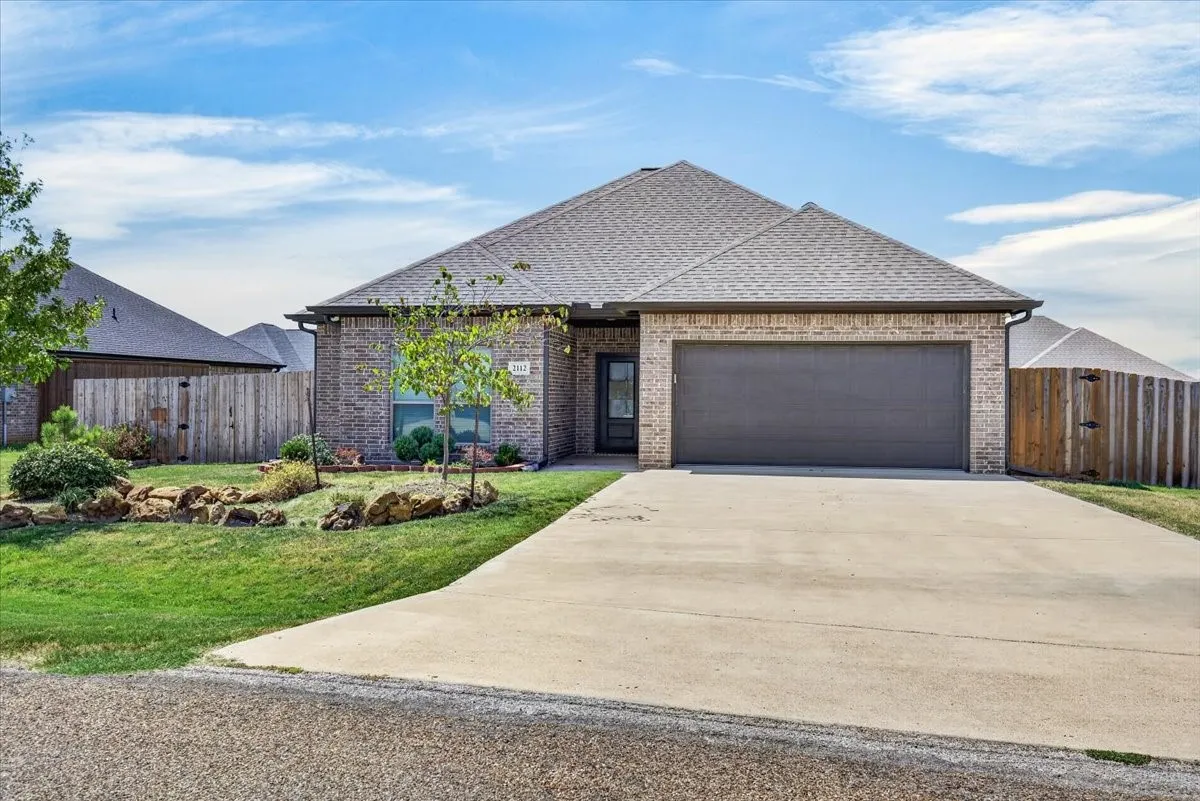 Single Family Residence For Sale in Kaufman County , 2112 Cole Street, Mabank, Texas 75147, 3 Bedroom, 2 Bathroom, 2 Garage spaces, 1,465 Sqft, built in 2021, mls#21389953, Real Estate Agent in Mabank, Homes For Sale in Kaufman county, Homes For Sale in Mabank, Realtor in Mabank Texas, Real Estate Brokerage Independent Realty Texas, Luminita Cordes Realtor