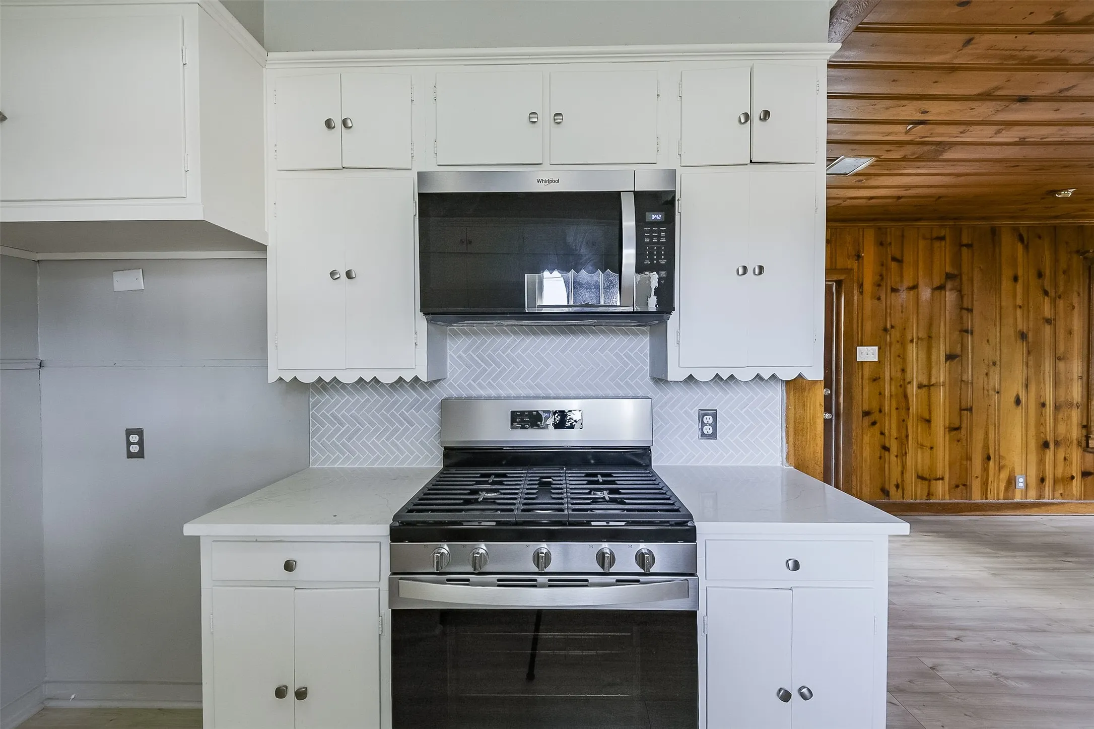 Single Family Residence For Sale in Ellis County , 606 Bryson Street, Waxahachie, Texas 75165, 4 Bedroom, 3 Bathroom, Garage spaces, 2,112 Sqft, built in 1945, mls#21388853, Real Estate Agent in Waxahachie, Homes For Sale in Ellis county, Homes For Sale in Waxahachie, Realtor in Waxahachie Texas, Real Estate Brokerage Independent Realty Texas, Luminita Cordes Realtor