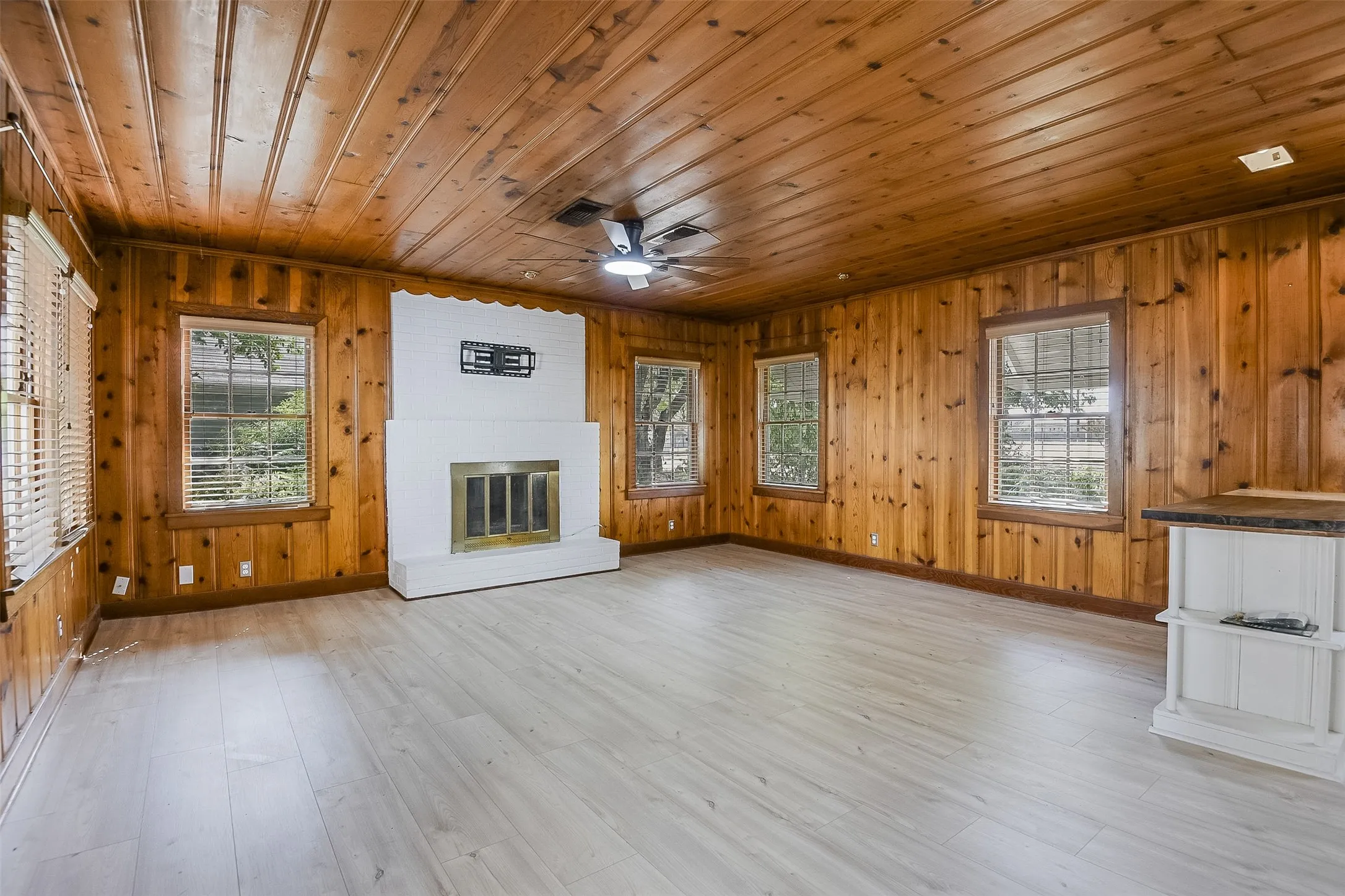 Single Family Residence For Sale in Ellis County , 606 Bryson Street, Waxahachie, Texas 75165, 4 Bedroom, 3 Bathroom, Garage spaces, 2,112 Sqft, built in 1945, mls#21388853, Real Estate Agent in Waxahachie, Homes For Sale in Ellis county, Homes For Sale in Waxahachie, Realtor in Waxahachie Texas, Real Estate Brokerage Independent Realty Texas, Luminita Cordes Realtor