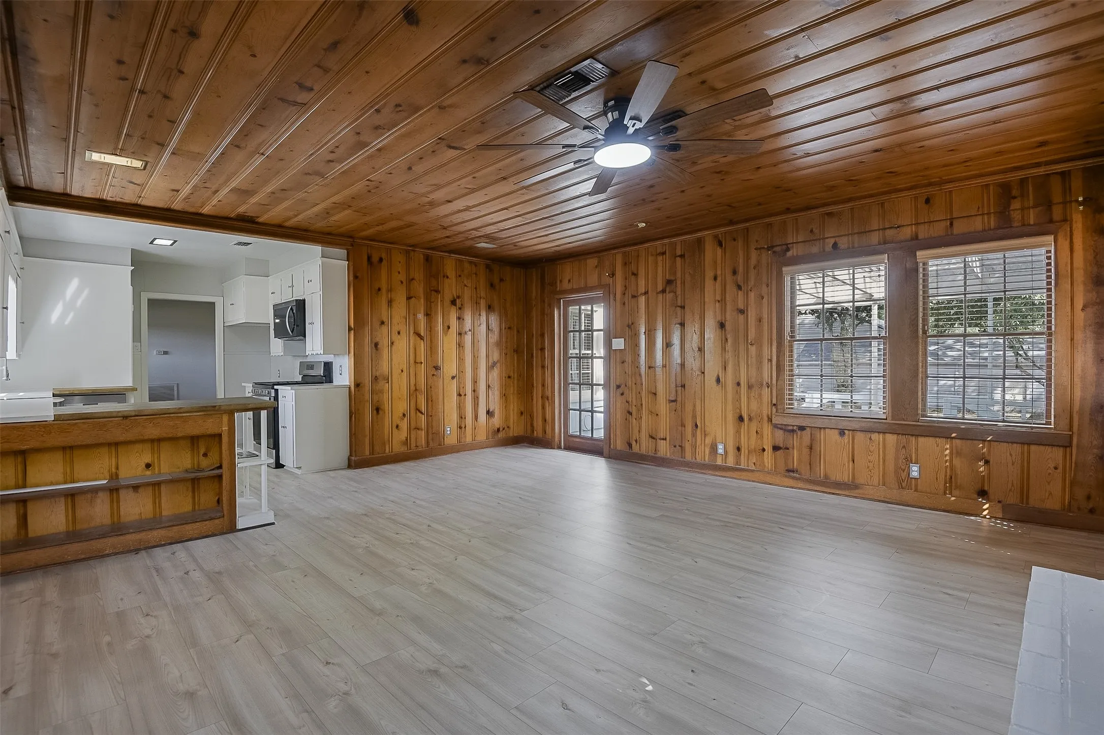 Single Family Residence For Sale in Ellis County , 606 Bryson Street, Waxahachie, Texas 75165, 4 Bedroom, 3 Bathroom, Garage spaces, 2,112 Sqft, built in 1945, mls#21388853, Real Estate Agent in Waxahachie, Homes For Sale in Ellis county, Homes For Sale in Waxahachie, Realtor in Waxahachie Texas, Real Estate Brokerage Independent Realty Texas, Luminita Cordes Realtor