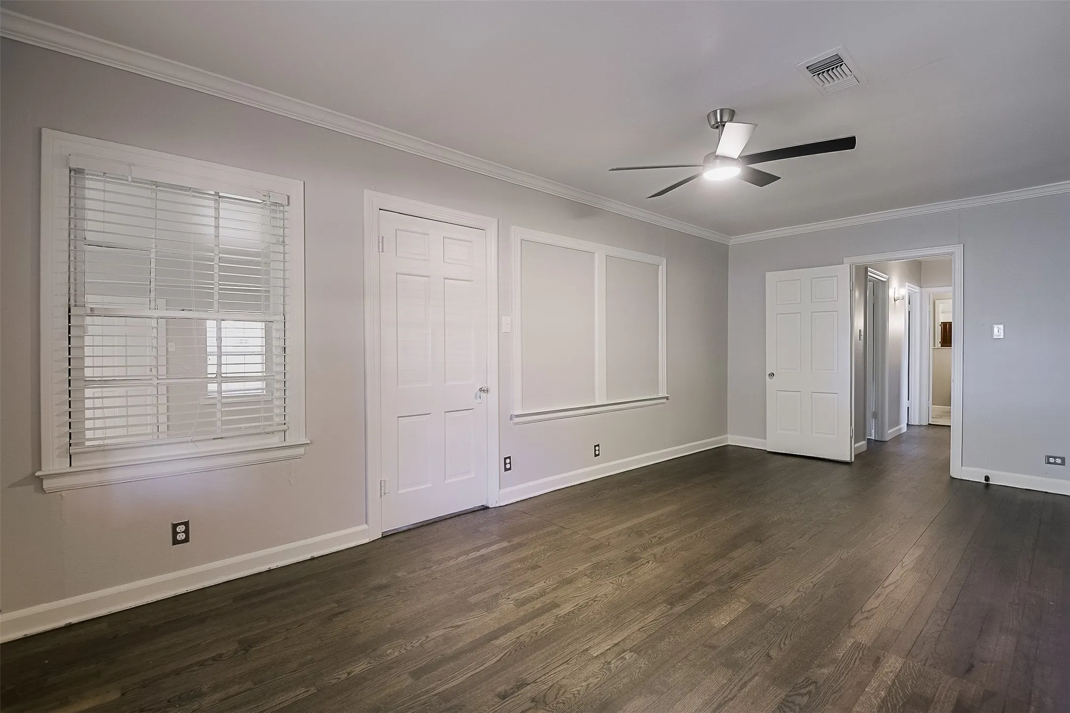 Single Family Residence For Sale in Ellis County , 606 Bryson Street, Waxahachie, Texas 75165, 4 Bedroom, 3 Bathroom, Garage spaces, 2,112 Sqft, built in 1945, mls#21388853, Real Estate Agent in Waxahachie, Homes For Sale in Ellis county, Homes For Sale in Waxahachie, Realtor in Waxahachie Texas, Real Estate Brokerage Independent Realty Texas, Luminita Cordes Realtor