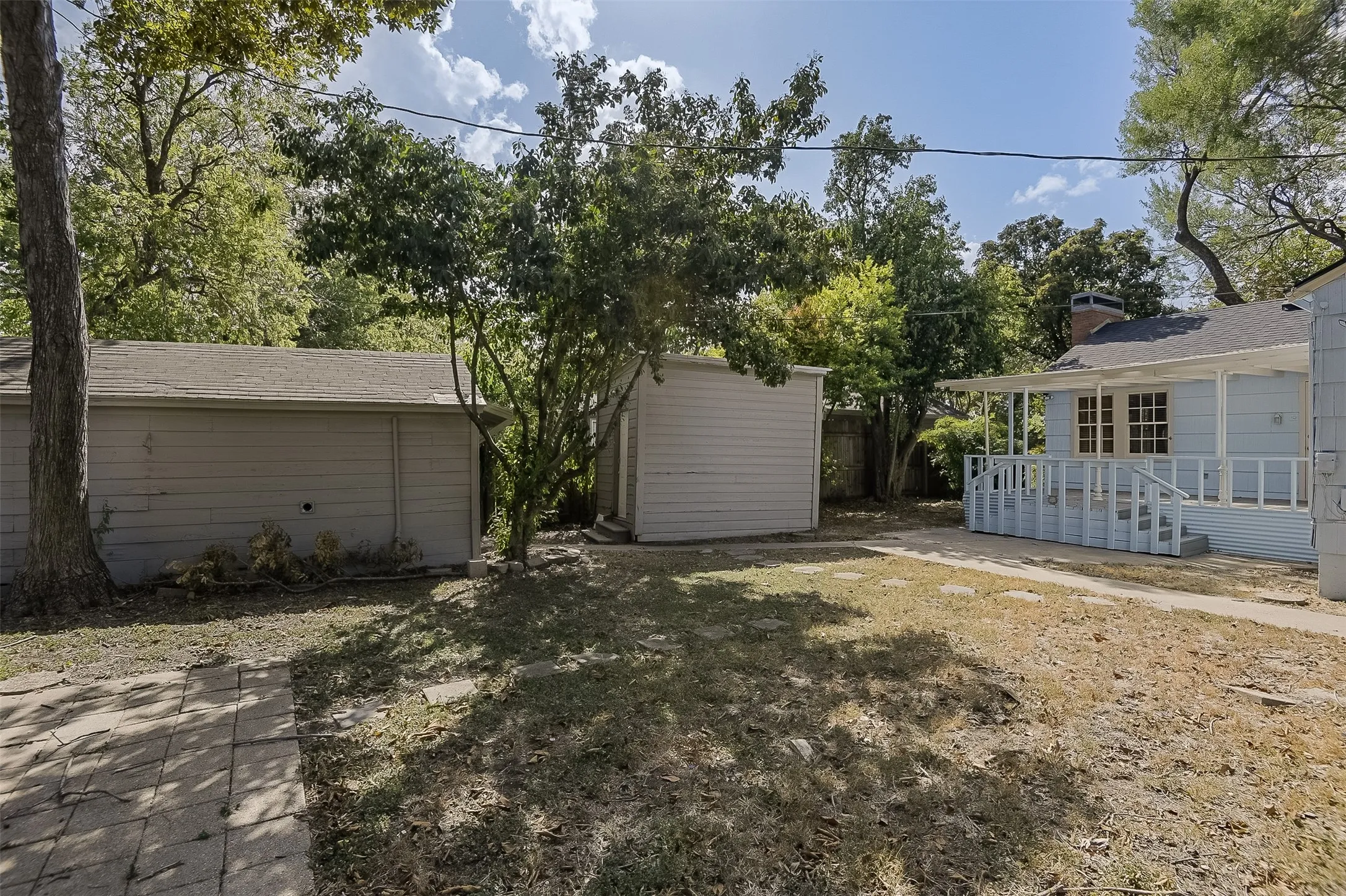 Single Family Residence For Sale in Ellis County , 606 Bryson Street, Waxahachie, Texas 75165, 4 Bedroom, 3 Bathroom, Garage spaces, 2,112 Sqft, built in 1945, mls#21388853, Real Estate Agent in Waxahachie, Homes For Sale in Ellis county, Homes For Sale in Waxahachie, Realtor in Waxahachie Texas, Real Estate Brokerage Independent Realty Texas, Luminita Cordes Realtor