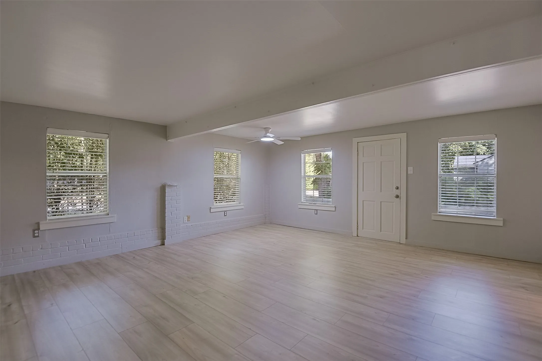 Single Family Residence For Sale in Ellis County , 606 Bryson Street, Waxahachie, Texas 75165, 4 Bedroom, 3 Bathroom, Garage spaces, 2,112 Sqft, built in 1945, mls#21388853, Real Estate Agent in Waxahachie, Homes For Sale in Ellis county, Homes For Sale in Waxahachie, Realtor in Waxahachie Texas, Real Estate Brokerage Independent Realty Texas, Luminita Cordes Realtor