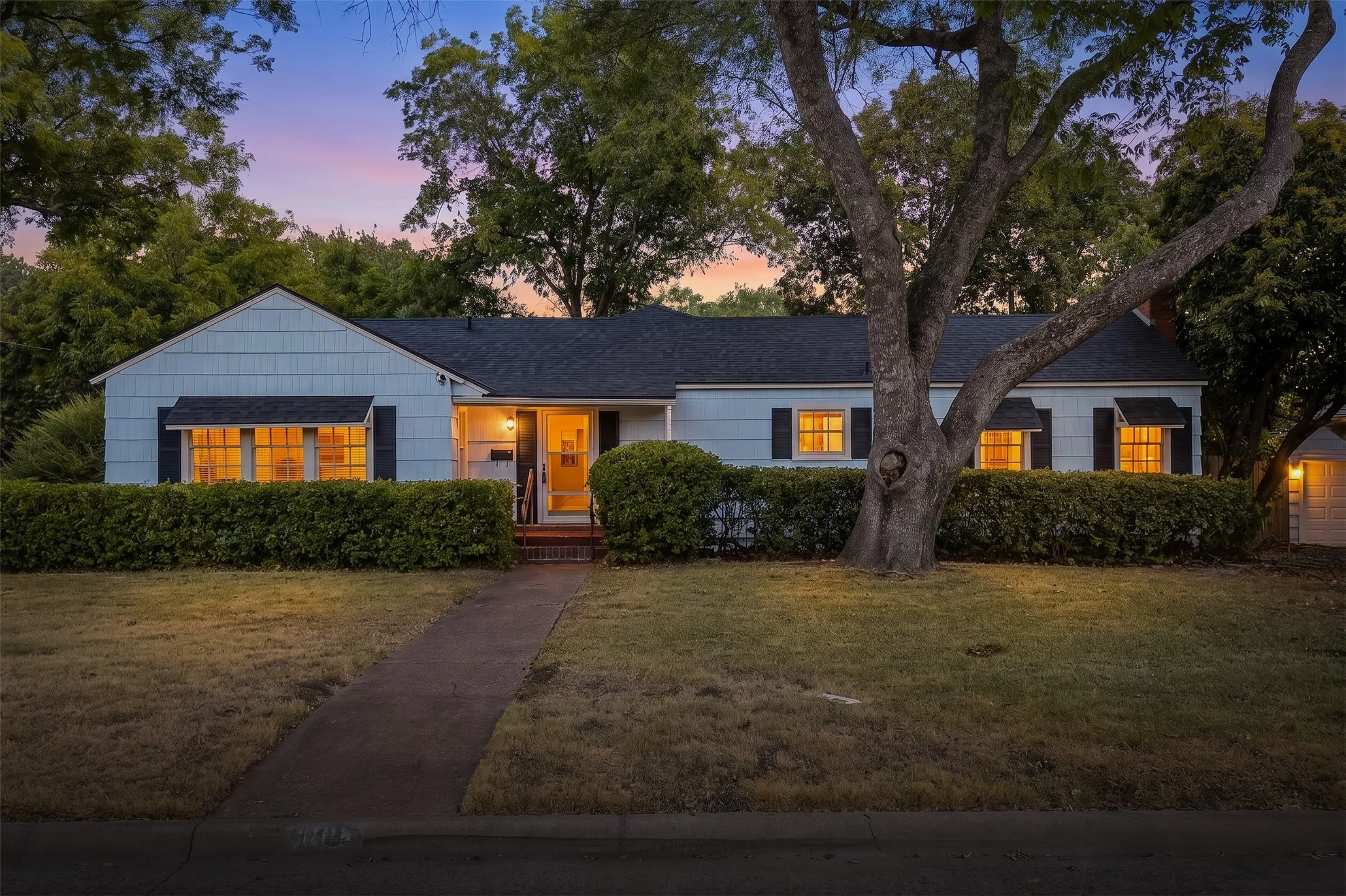 Single Family Residence For Sale in Ellis County , 606 Bryson Street, Waxahachie, Texas 75165, 4 Bedroom, 3 Bathroom, Garage spaces, 2,112 Sqft, built in 1945, mls#21388853, Real Estate Agent in Waxahachie, Homes For Sale in Ellis county, Homes For Sale in Waxahachie, Realtor in Waxahachie Texas, Real Estate Brokerage Independent Realty Texas, Luminita Cordes Realtor