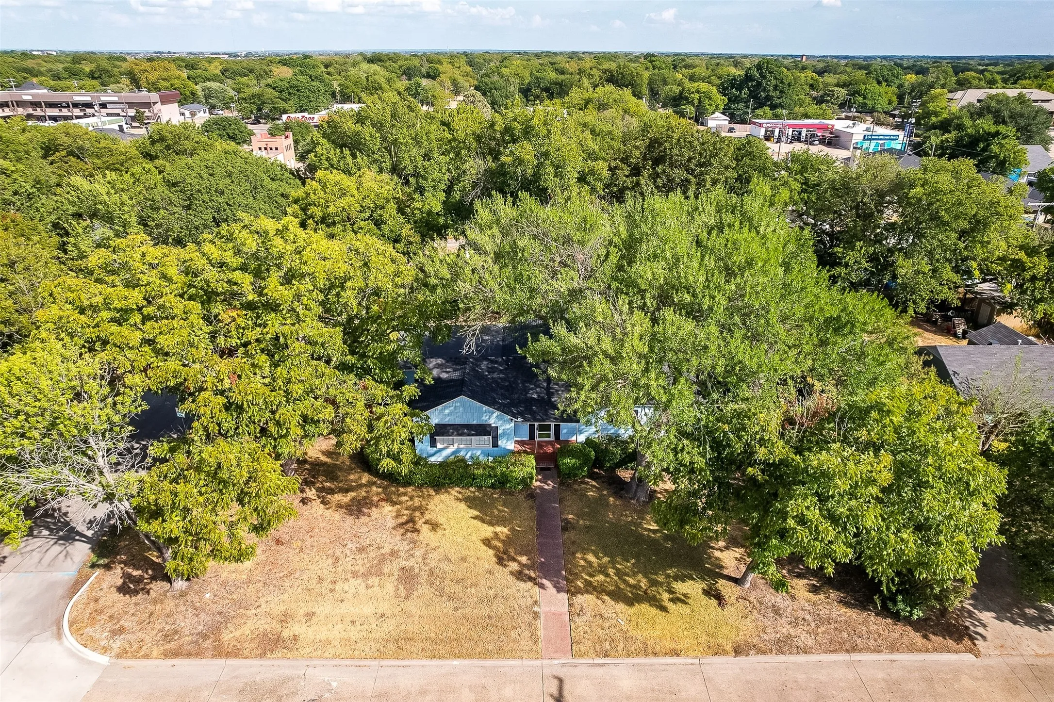 Single Family Residence For Sale in Ellis County , 606 Bryson Street, Waxahachie, Texas 75165, 4 Bedroom, 3 Bathroom, Garage spaces, 2,112 Sqft, built in 1945, mls#21388853, Real Estate Agent in Waxahachie, Homes For Sale in Ellis county, Homes For Sale in Waxahachie, Realtor in Waxahachie Texas, Real Estate Brokerage Independent Realty Texas, Luminita Cordes Realtor
