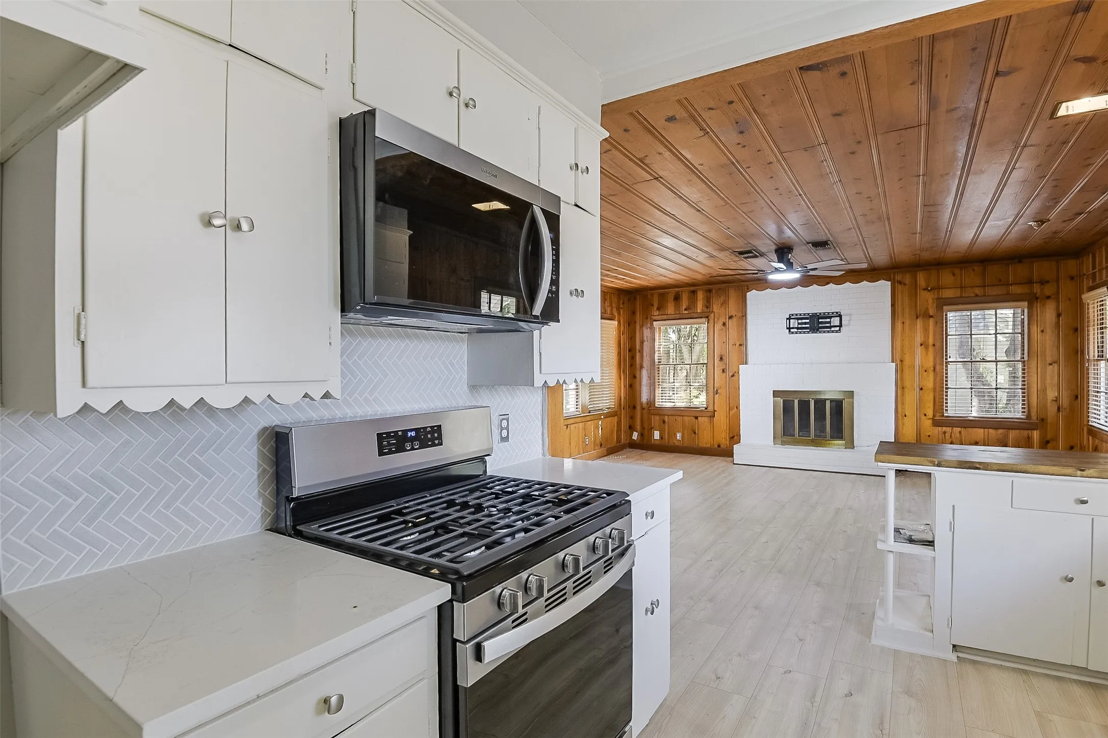 Single Family Residence For Sale in Ellis County , 606 Bryson Street, Waxahachie, Texas 75165, 4 Bedroom, 3 Bathroom, Garage spaces, 2,112 Sqft, built in 1945, mls#21388853, Real Estate Agent in Waxahachie, Homes For Sale in Ellis county, Homes For Sale in Waxahachie, Realtor in Waxahachie Texas, Real Estate Brokerage Independent Realty Texas, Luminita Cordes Realtor