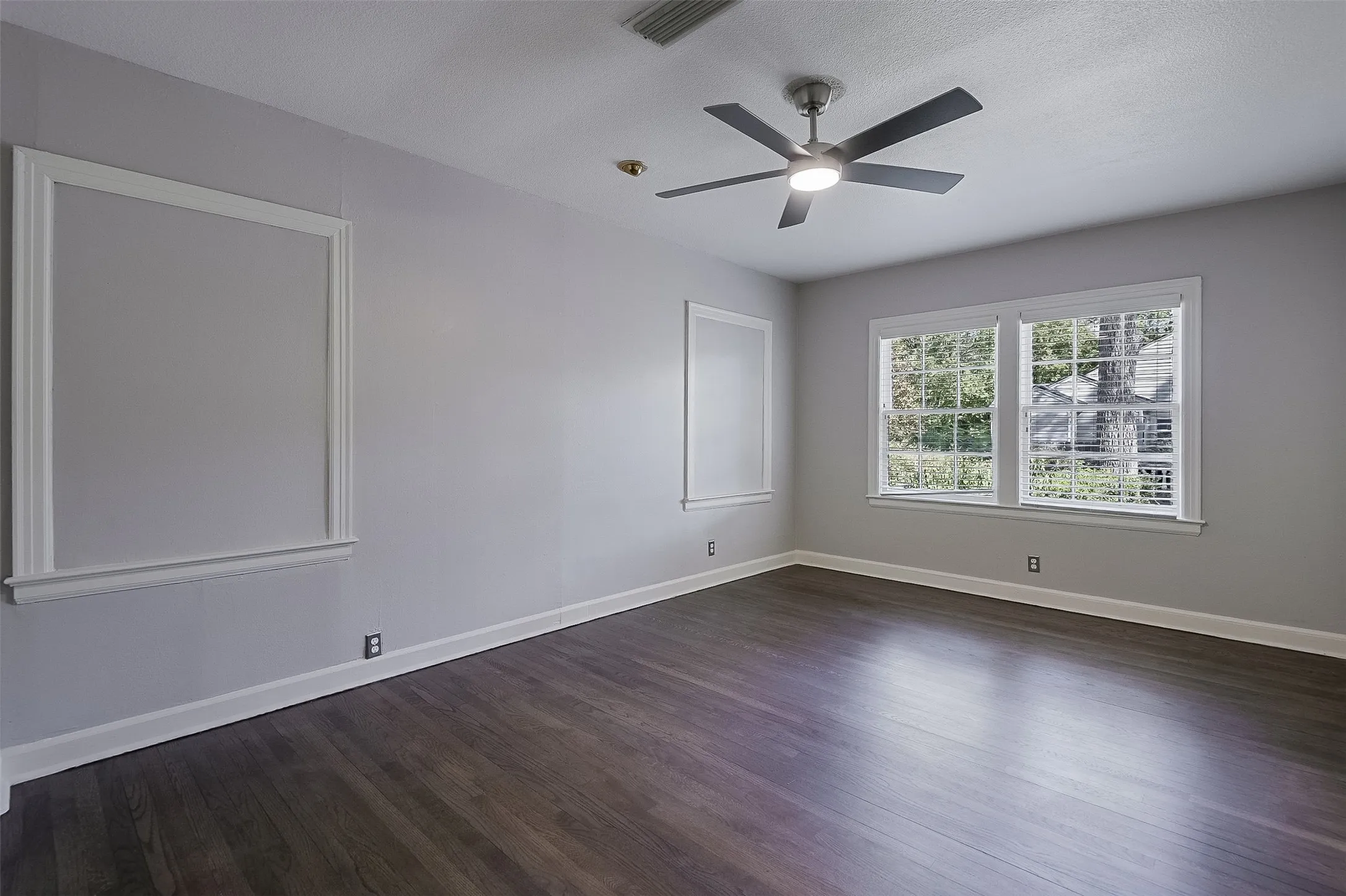 Single Family Residence For Sale in Ellis County , 606 Bryson Street, Waxahachie, Texas 75165, 4 Bedroom, 3 Bathroom, Garage spaces, 2,112 Sqft, built in 1945, mls#21388853, Real Estate Agent in Waxahachie, Homes For Sale in Ellis county, Homes For Sale in Waxahachie, Realtor in Waxahachie Texas, Real Estate Brokerage Independent Realty Texas, Luminita Cordes Realtor