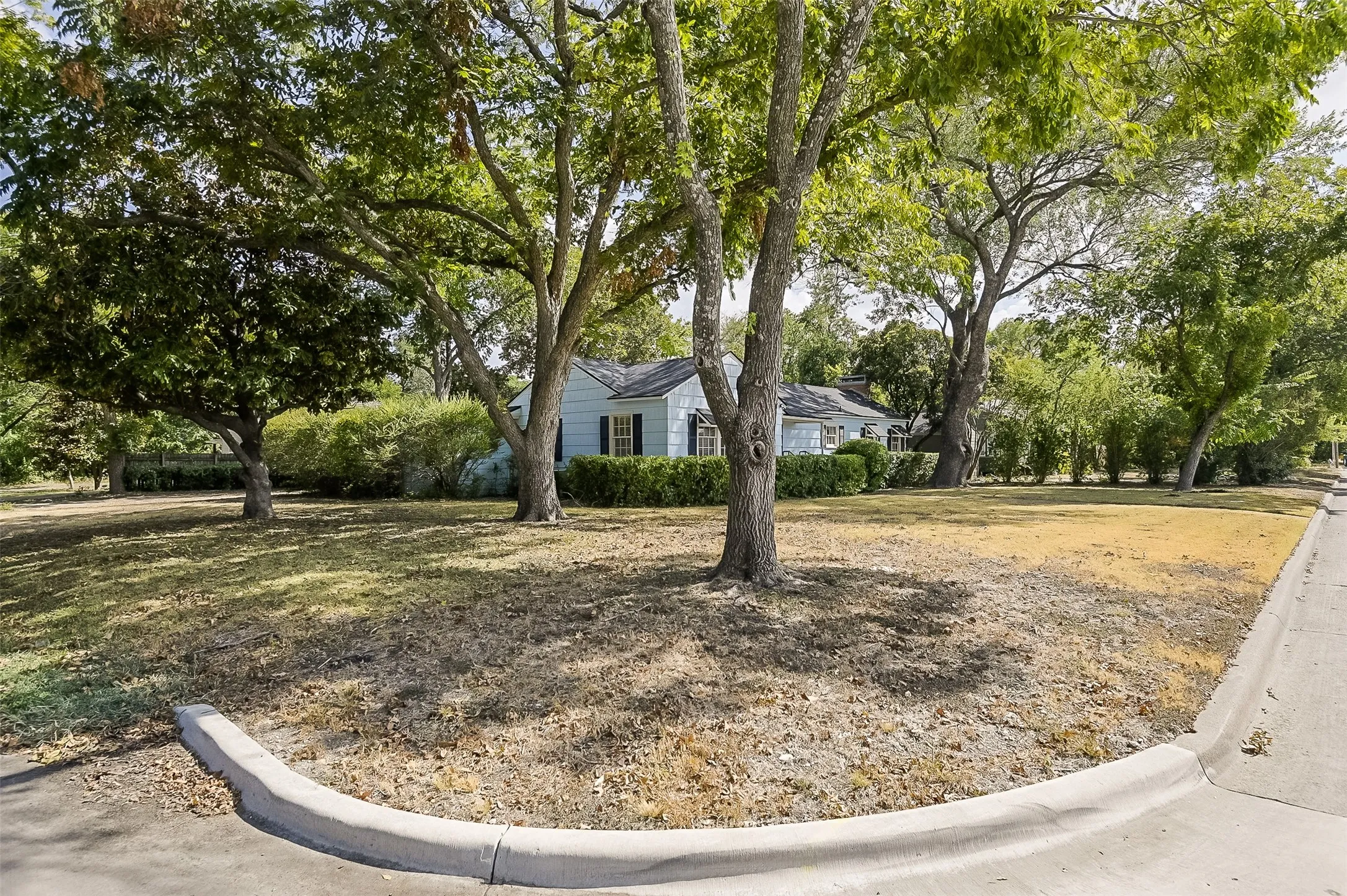 Single Family Residence For Sale in Ellis County , 606 Bryson Street, Waxahachie, Texas 75165, 4 Bedroom, 3 Bathroom, Garage spaces, 2,112 Sqft, built in 1945, mls#21388853, Real Estate Agent in Waxahachie, Homes For Sale in Ellis county, Homes For Sale in Waxahachie, Realtor in Waxahachie Texas, Real Estate Brokerage Independent Realty Texas, Luminita Cordes Realtor