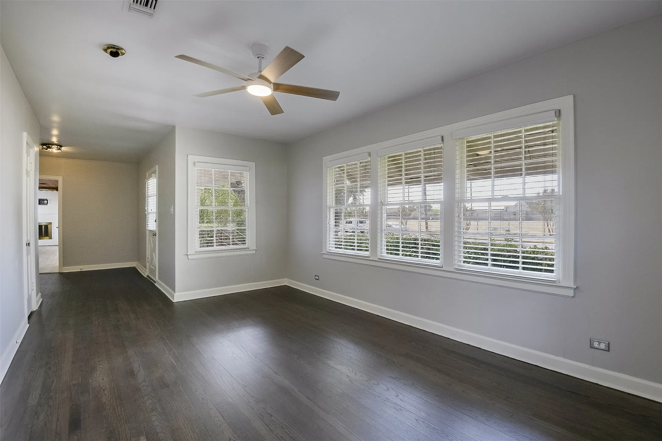 Single Family Residence For Sale in Ellis County , 606 Bryson Street, Waxahachie, Texas 75165, 4 Bedroom, 3 Bathroom, Garage spaces, 2,112 Sqft, built in 1945, mls#21388853, Real Estate Agent in Waxahachie, Homes For Sale in Ellis county, Homes For Sale in Waxahachie, Realtor in Waxahachie Texas, Real Estate Brokerage Independent Realty Texas, Luminita Cordes Realtor