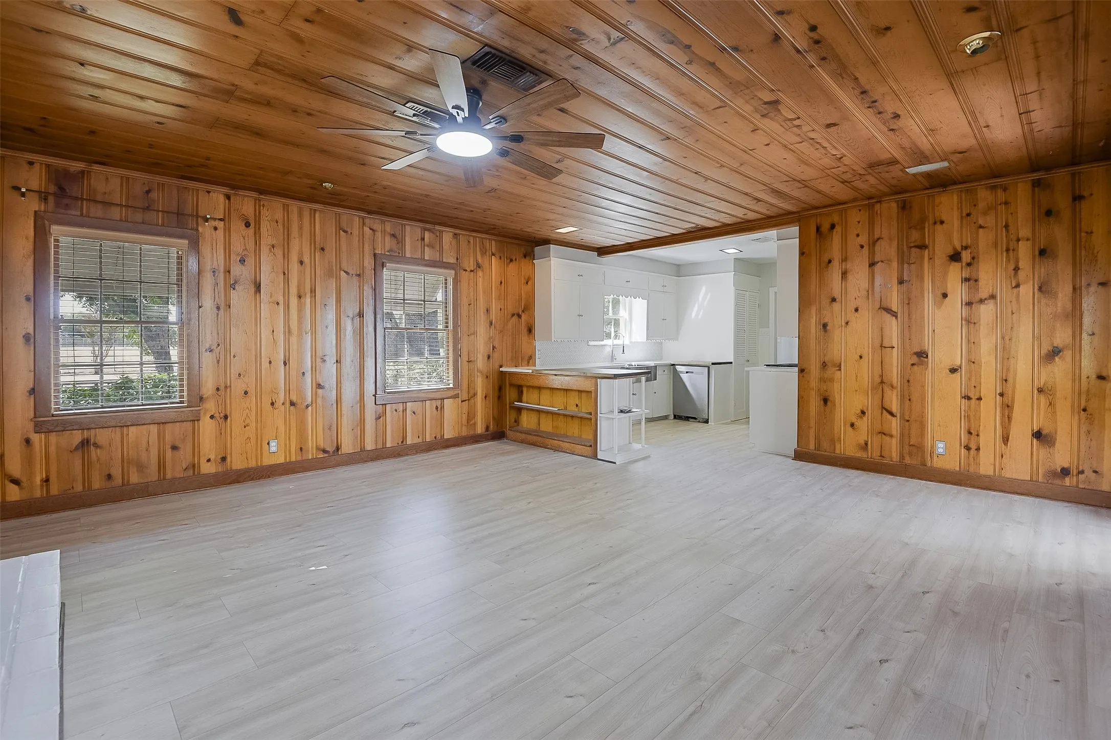 Single Family Residence For Sale in Ellis County , 606 Bryson Street, Waxahachie, Texas 75165, 4 Bedroom, 3 Bathroom, Garage spaces, 2,112 Sqft, built in 1945, mls#21388853, Real Estate Agent in Waxahachie, Homes For Sale in Ellis county, Homes For Sale in Waxahachie, Realtor in Waxahachie Texas, Real Estate Brokerage Independent Realty Texas, Luminita Cordes Realtor