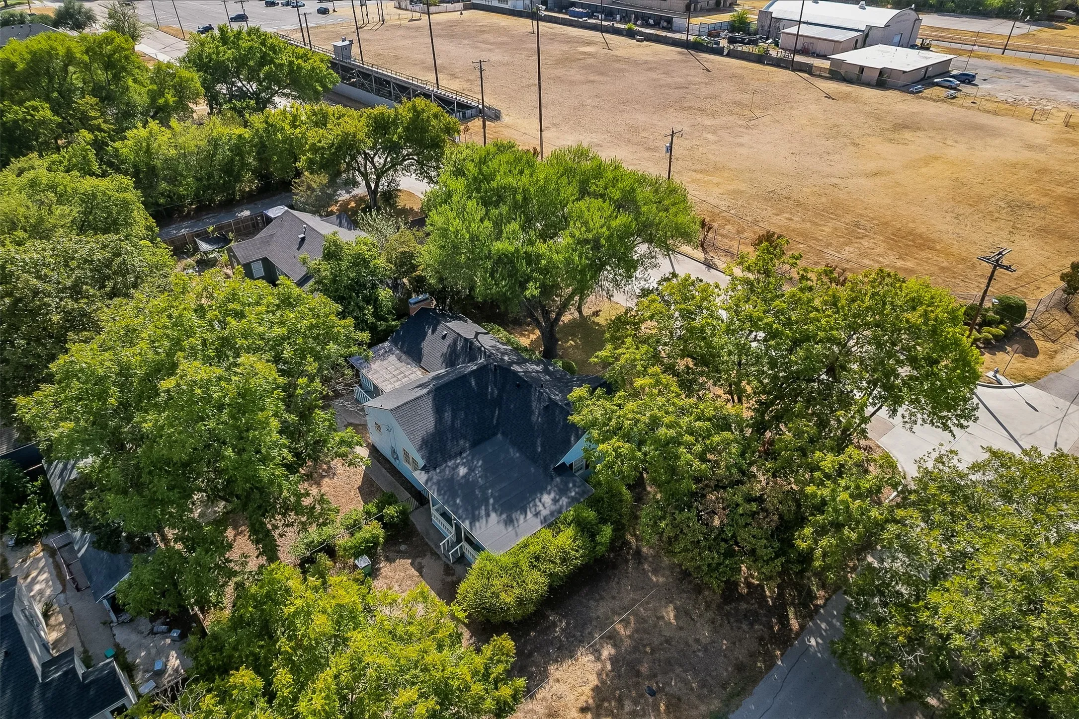 Single Family Residence For Sale in Ellis County , 606 Bryson Street, Waxahachie, Texas 75165, 4 Bedroom, 3 Bathroom, Garage spaces, 2,112 Sqft, built in 1945, mls#21388853, Real Estate Agent in Waxahachie, Homes For Sale in Ellis county, Homes For Sale in Waxahachie, Realtor in Waxahachie Texas, Real Estate Brokerage Independent Realty Texas, Luminita Cordes Realtor