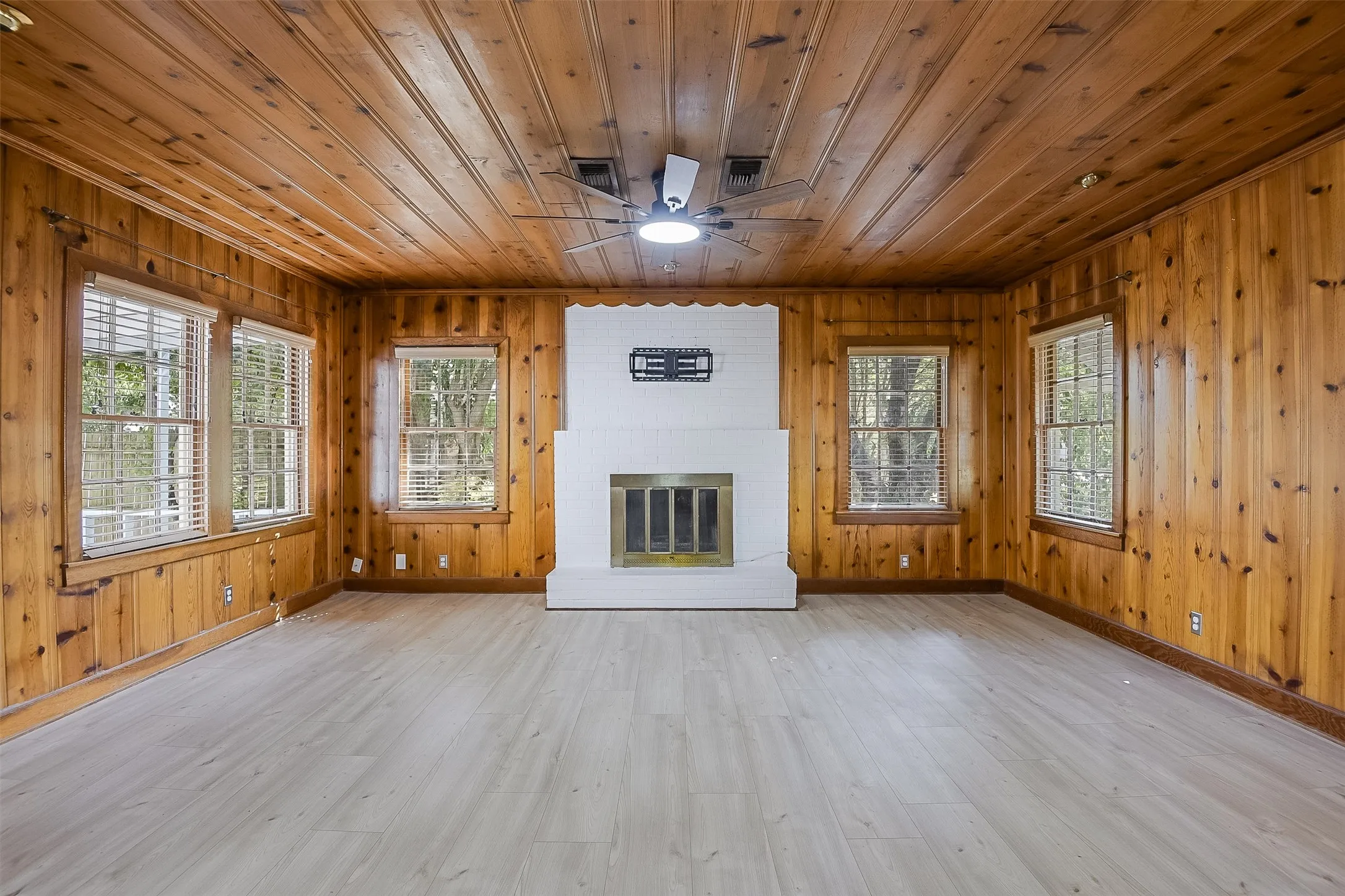 Single Family Residence For Sale in Ellis County , 606 Bryson Street, Waxahachie, Texas 75165, 4 Bedroom, 3 Bathroom, Garage spaces, 2,112 Sqft, built in 1945, mls#21388853, Real Estate Agent in Waxahachie, Homes For Sale in Ellis county, Homes For Sale in Waxahachie, Realtor in Waxahachie Texas, Real Estate Brokerage Independent Realty Texas, Luminita Cordes Realtor