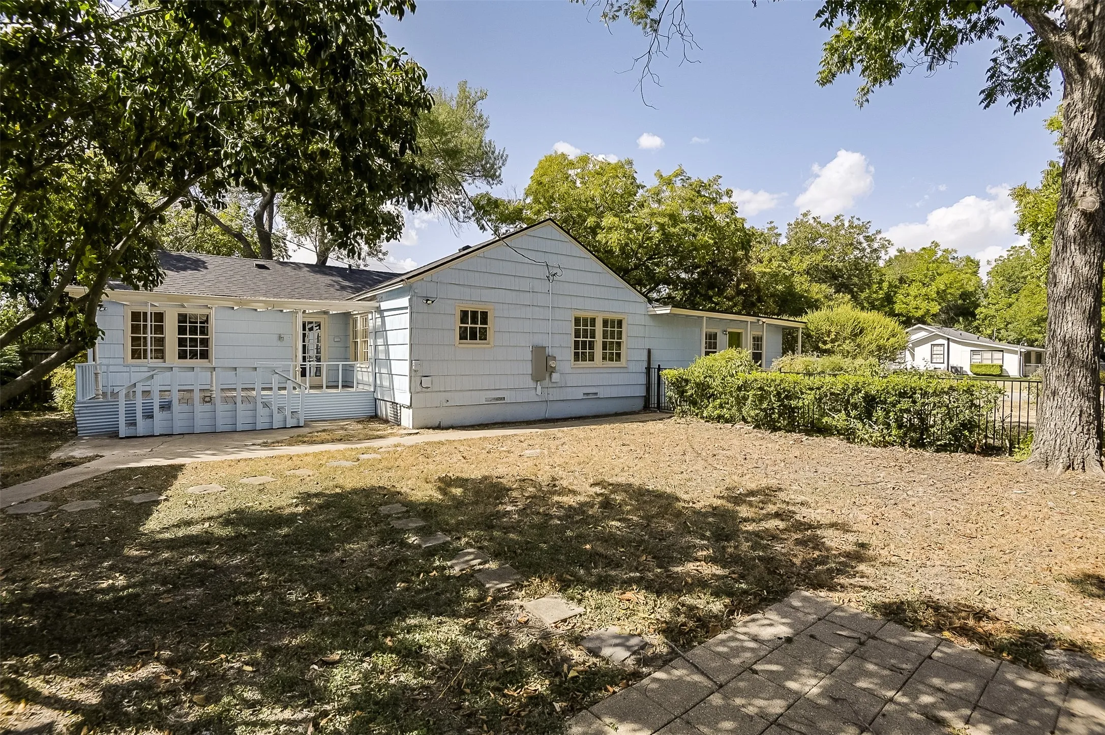 Single Family Residence For Sale in Ellis County , 606 Bryson Street, Waxahachie, Texas 75165, 4 Bedroom, 3 Bathroom, Garage spaces, 2,112 Sqft, built in 1945, mls#21388853, Real Estate Agent in Waxahachie, Homes For Sale in Ellis county, Homes For Sale in Waxahachie, Realtor in Waxahachie Texas, Real Estate Brokerage Independent Realty Texas, Luminita Cordes Realtor