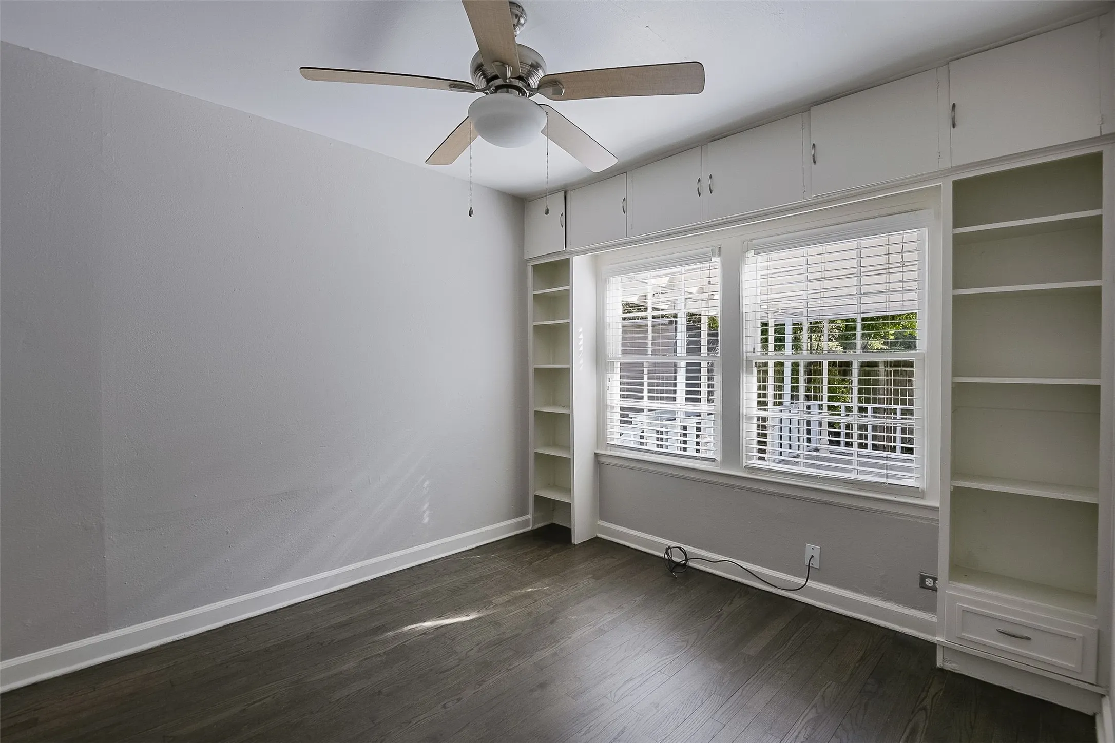 Single Family Residence For Sale in Ellis County , 606 Bryson Street, Waxahachie, Texas 75165, 4 Bedroom, 3 Bathroom, Garage spaces, 2,112 Sqft, built in 1945, mls#21388853, Real Estate Agent in Waxahachie, Homes For Sale in Ellis county, Homes For Sale in Waxahachie, Realtor in Waxahachie Texas, Real Estate Brokerage Independent Realty Texas, Luminita Cordes Realtor