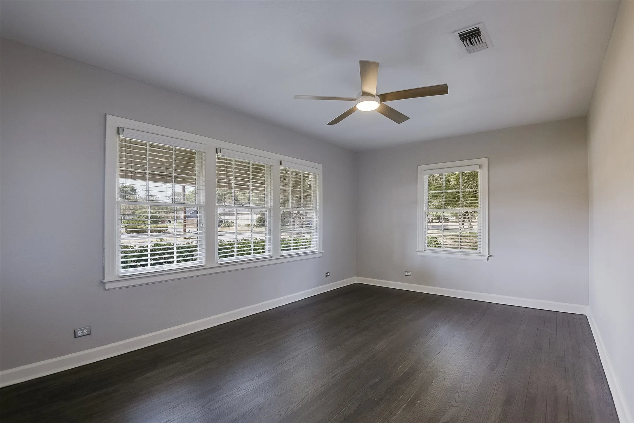 Single Family Residence For Sale in Ellis County , 606 Bryson Street, Waxahachie, Texas 75165, 4 Bedroom, 3 Bathroom, Garage spaces, 2,112 Sqft, built in 1945, mls#21388853, Real Estate Agent in Waxahachie, Homes For Sale in Ellis county, Homes For Sale in Waxahachie, Realtor in Waxahachie Texas, Real Estate Brokerage Independent Realty Texas, Luminita Cordes Realtor