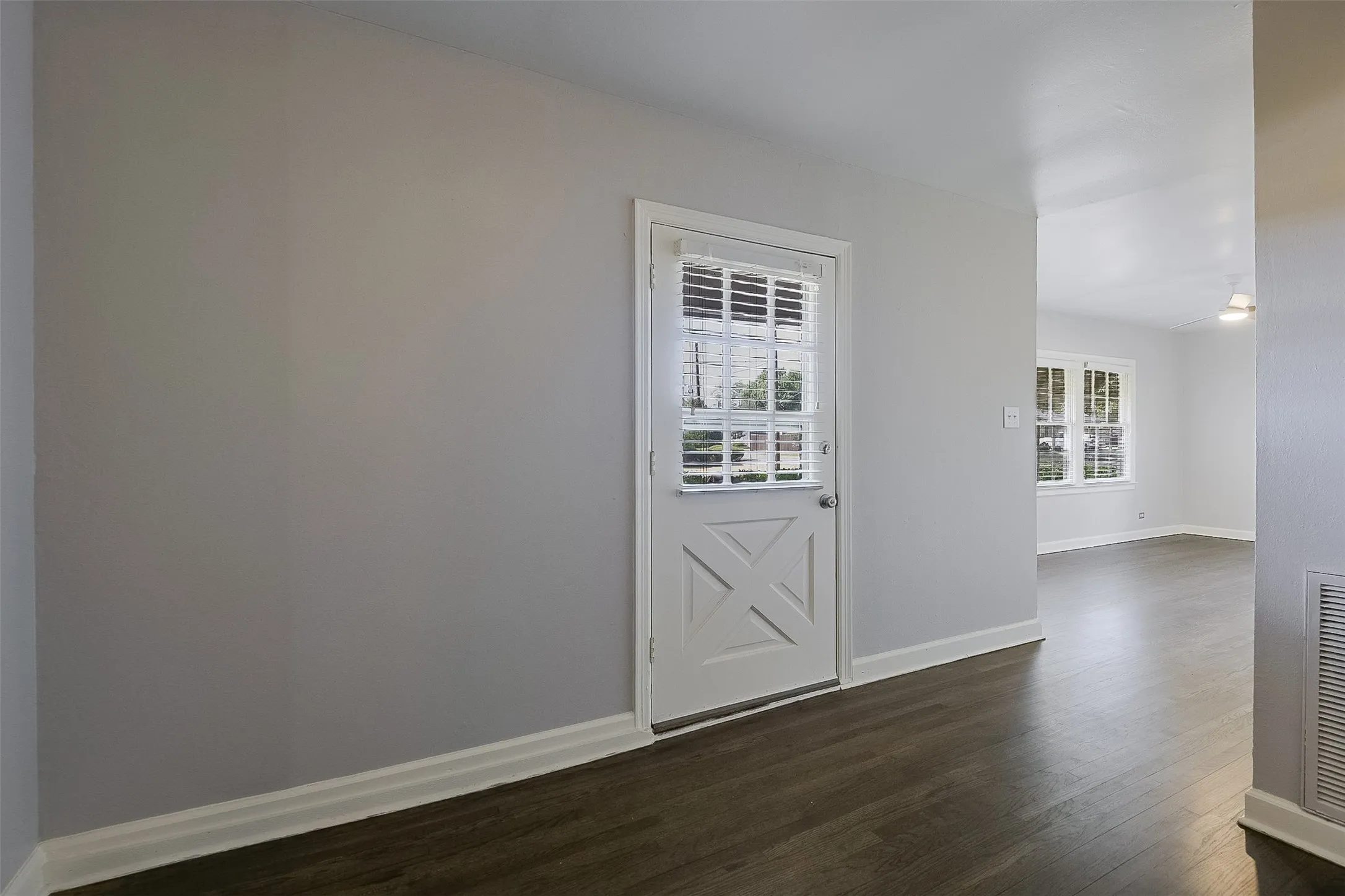 Single Family Residence For Sale in Ellis County , 606 Bryson Street, Waxahachie, Texas 75165, 4 Bedroom, 3 Bathroom, Garage spaces, 2,112 Sqft, built in 1945, mls#21388853, Real Estate Agent in Waxahachie, Homes For Sale in Ellis county, Homes For Sale in Waxahachie, Realtor in Waxahachie Texas, Real Estate Brokerage Independent Realty Texas, Luminita Cordes Realtor