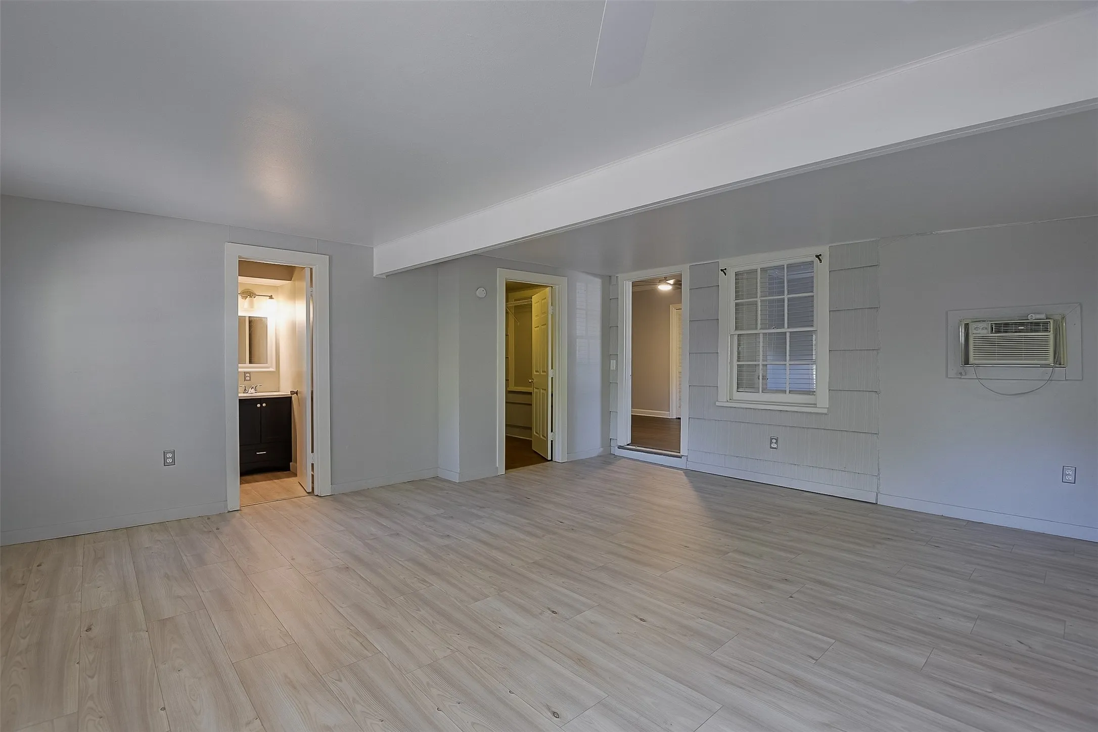 Single Family Residence For Sale in Ellis County , 606 Bryson Street, Waxahachie, Texas 75165, 4 Bedroom, 3 Bathroom, Garage spaces, 2,112 Sqft, built in 1945, mls#21388853, Real Estate Agent in Waxahachie, Homes For Sale in Ellis county, Homes For Sale in Waxahachie, Realtor in Waxahachie Texas, Real Estate Brokerage Independent Realty Texas, Luminita Cordes Realtor