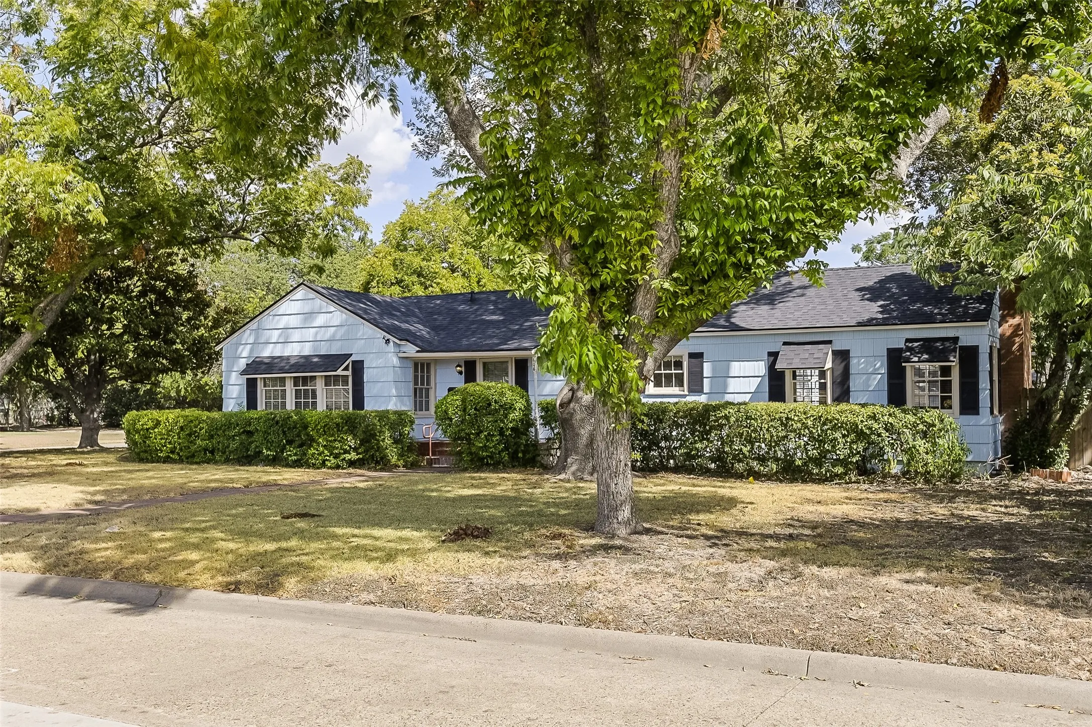 Single Family Residence For Sale in Ellis County , 606 Bryson Street, Waxahachie, Texas 75165, 4 Bedroom, 3 Bathroom, Garage spaces, 2,112 Sqft, built in 1945, mls#21388853, Real Estate Agent in Waxahachie, Homes For Sale in Ellis county, Homes For Sale in Waxahachie, Realtor in Waxahachie Texas, Real Estate Brokerage Independent Realty Texas, Luminita Cordes Realtor