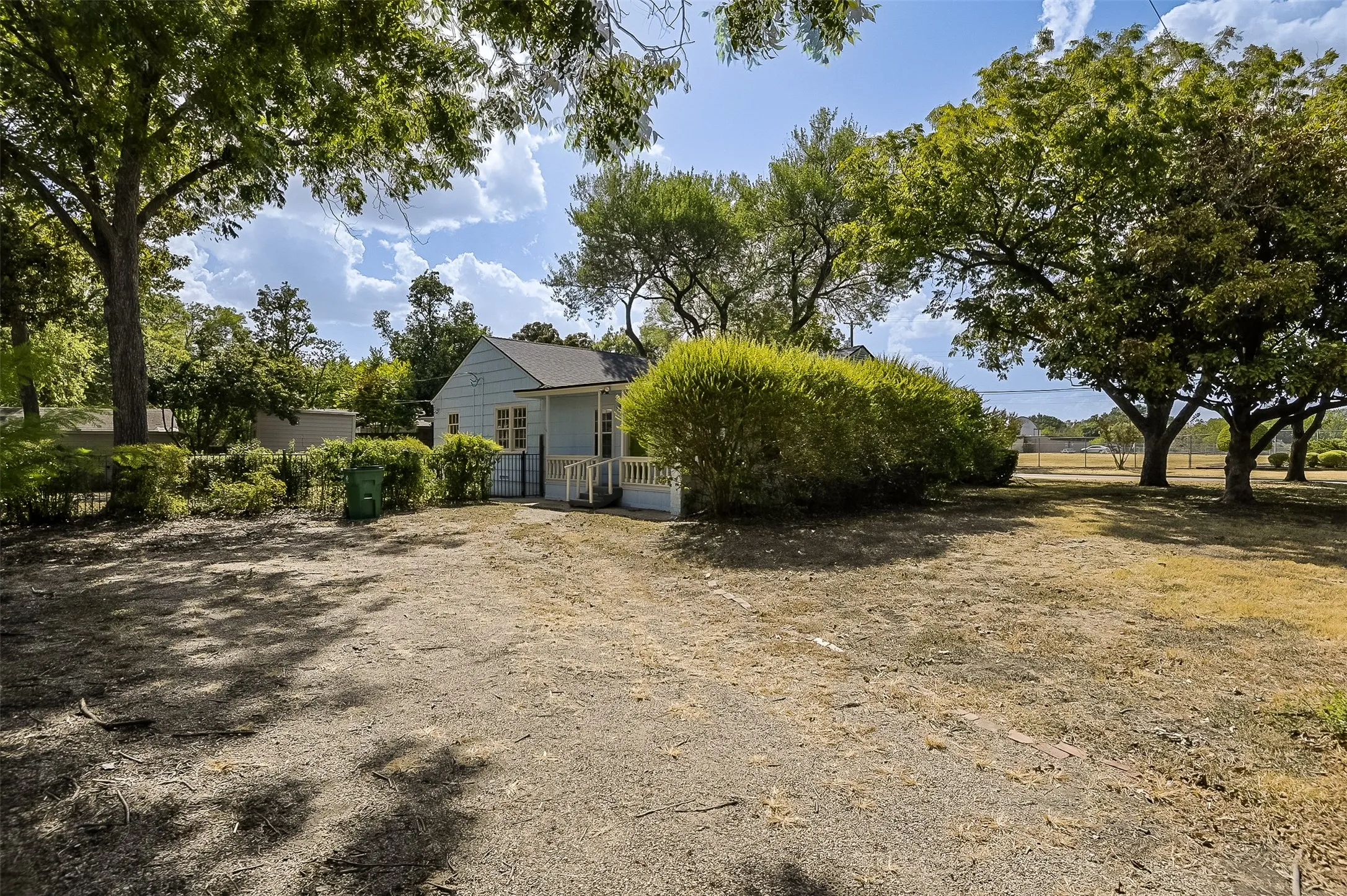 Single Family Residence For Sale in Ellis County , 606 Bryson Street, Waxahachie, Texas 75165, 4 Bedroom, 3 Bathroom, Garage spaces, 2,112 Sqft, built in 1945, mls#21388853, Real Estate Agent in Waxahachie, Homes For Sale in Ellis county, Homes For Sale in Waxahachie, Realtor in Waxahachie Texas, Real Estate Brokerage Independent Realty Texas, Luminita Cordes Realtor