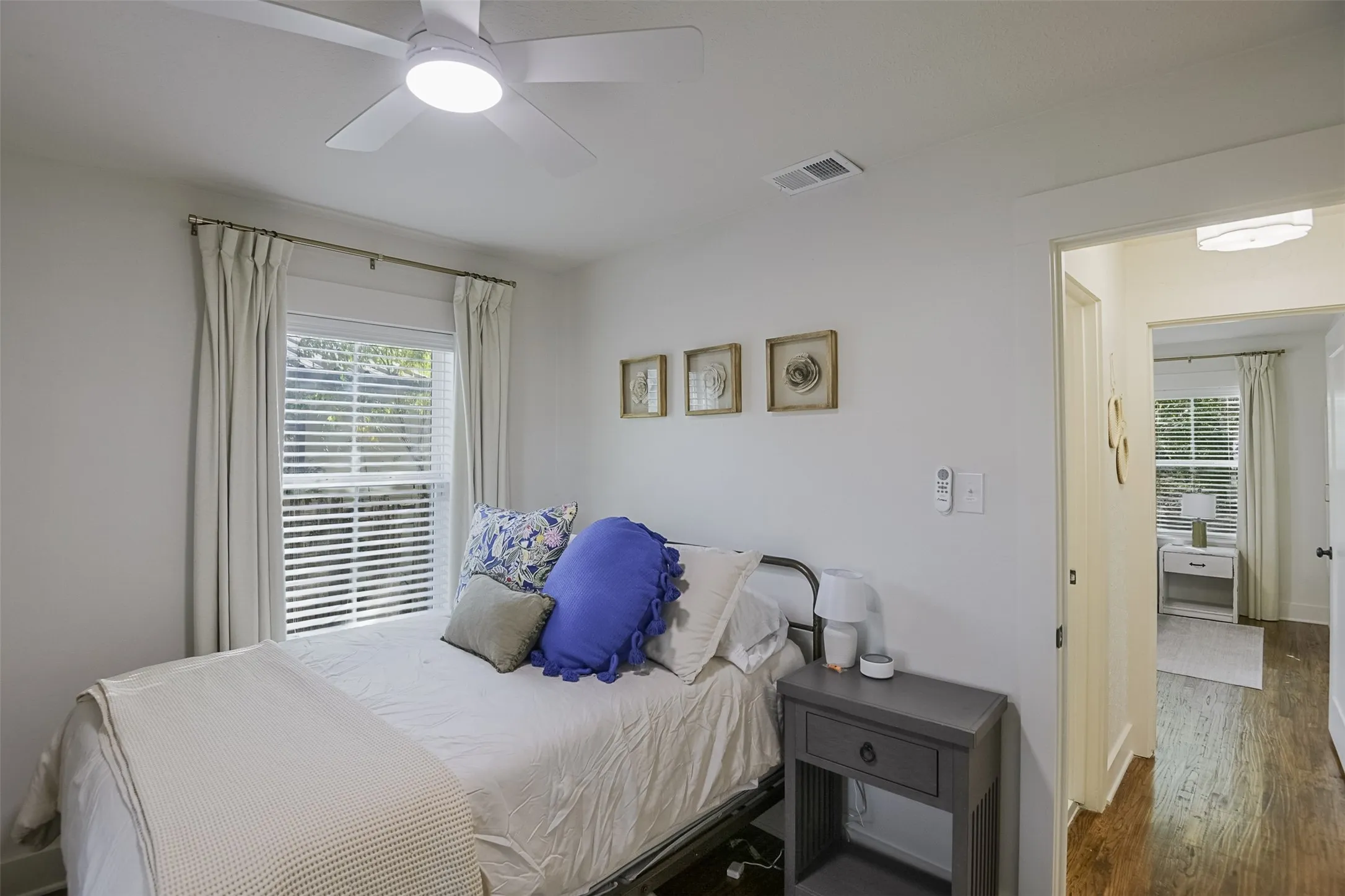 Single Family Residence For Sale in Ellis County , 313 Highland Avenue, Waxahachie, Texas 75165, 3 Bedroom, 1 Bathroom, Garage spaces, 1,072 Sqft, built in 1963, mls#21388729, Real Estate Agent in Waxahachie, Homes For Sale in Ellis county, Homes For Sale in Waxahachie, Realtor in Waxahachie Texas, Real Estate Brokerage Independent Realty Texas, Luminita Cordes Realtor
