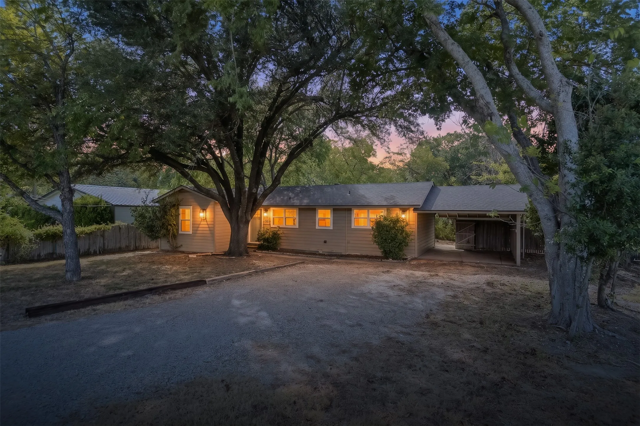 Single Family Residence For Sale in Ellis County , 313 Highland Avenue, Waxahachie, Texas 75165, 3 Bedroom, 1 Bathroom, Garage spaces, 1,072 Sqft, built in 1963, mls#21388729, Real Estate Agent in Waxahachie, Homes For Sale in Ellis county, Homes For Sale in Waxahachie, Realtor in Waxahachie Texas, Real Estate Brokerage Independent Realty Texas, Luminita Cordes Realtor