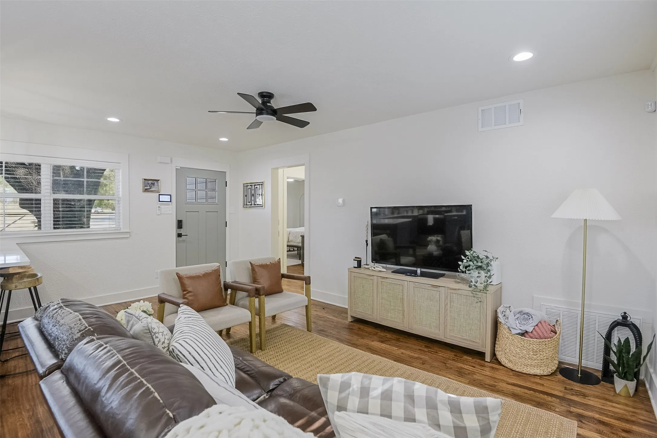Single Family Residence For Sale in Ellis County , 313 Highland Avenue, Waxahachie, Texas 75165, 3 Bedroom, 1 Bathroom, Garage spaces, 1,072 Sqft, built in 1963, mls#21388729, Real Estate Agent in Waxahachie, Homes For Sale in Ellis county, Homes For Sale in Waxahachie, Realtor in Waxahachie Texas, Real Estate Brokerage Independent Realty Texas, Luminita Cordes Realtor