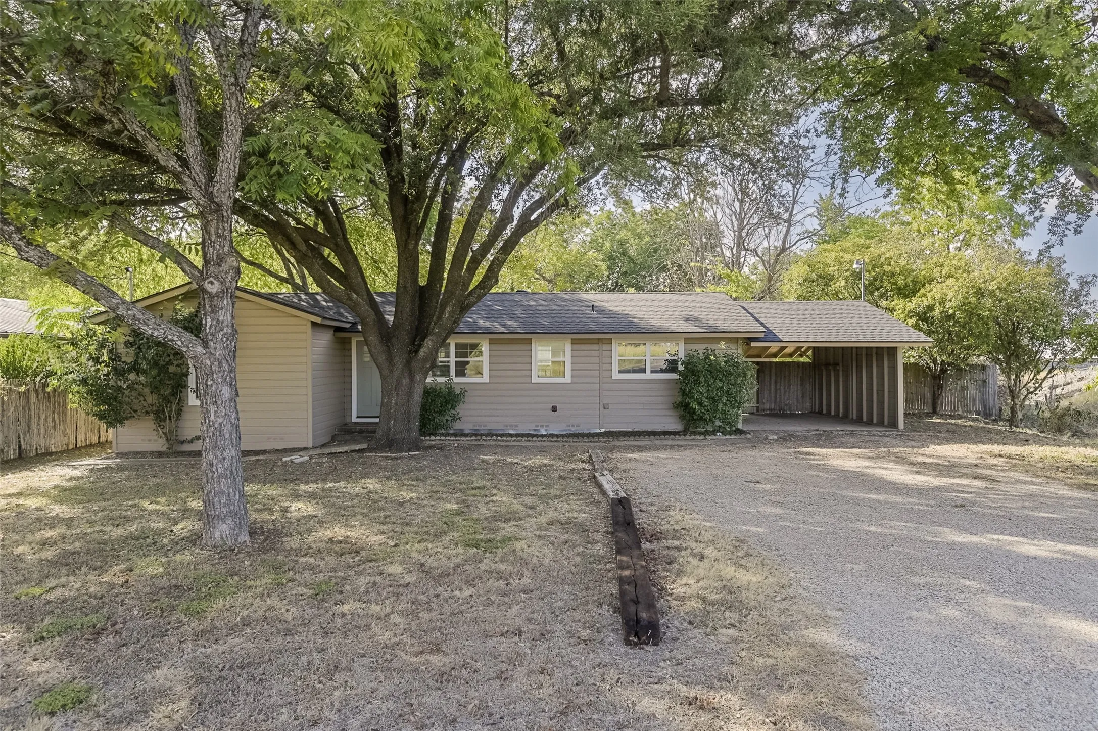 Single Family Residence For Sale in Ellis County , 313 Highland Avenue, Waxahachie, Texas 75165, 3 Bedroom, 1 Bathroom, Garage spaces, 1,072 Sqft, built in 1963, mls#21388729, Real Estate Agent in Waxahachie, Homes For Sale in Ellis county, Homes For Sale in Waxahachie, Realtor in Waxahachie Texas, Real Estate Brokerage Independent Realty Texas, Luminita Cordes Realtor