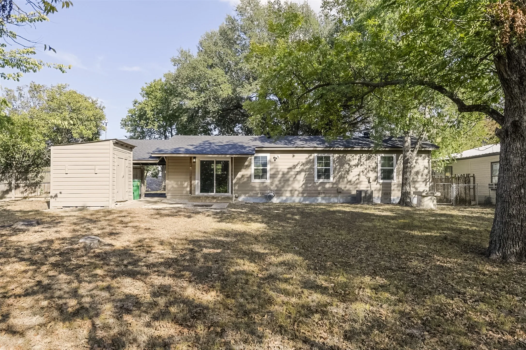 Single Family Residence For Sale in Ellis County , 313 Highland Avenue, Waxahachie, Texas 75165, 3 Bedroom, 1 Bathroom, Garage spaces, 1,072 Sqft, built in 1963, mls#21388729, Real Estate Agent in Waxahachie, Homes For Sale in Ellis county, Homes For Sale in Waxahachie, Realtor in Waxahachie Texas, Real Estate Brokerage Independent Realty Texas, Luminita Cordes Realtor