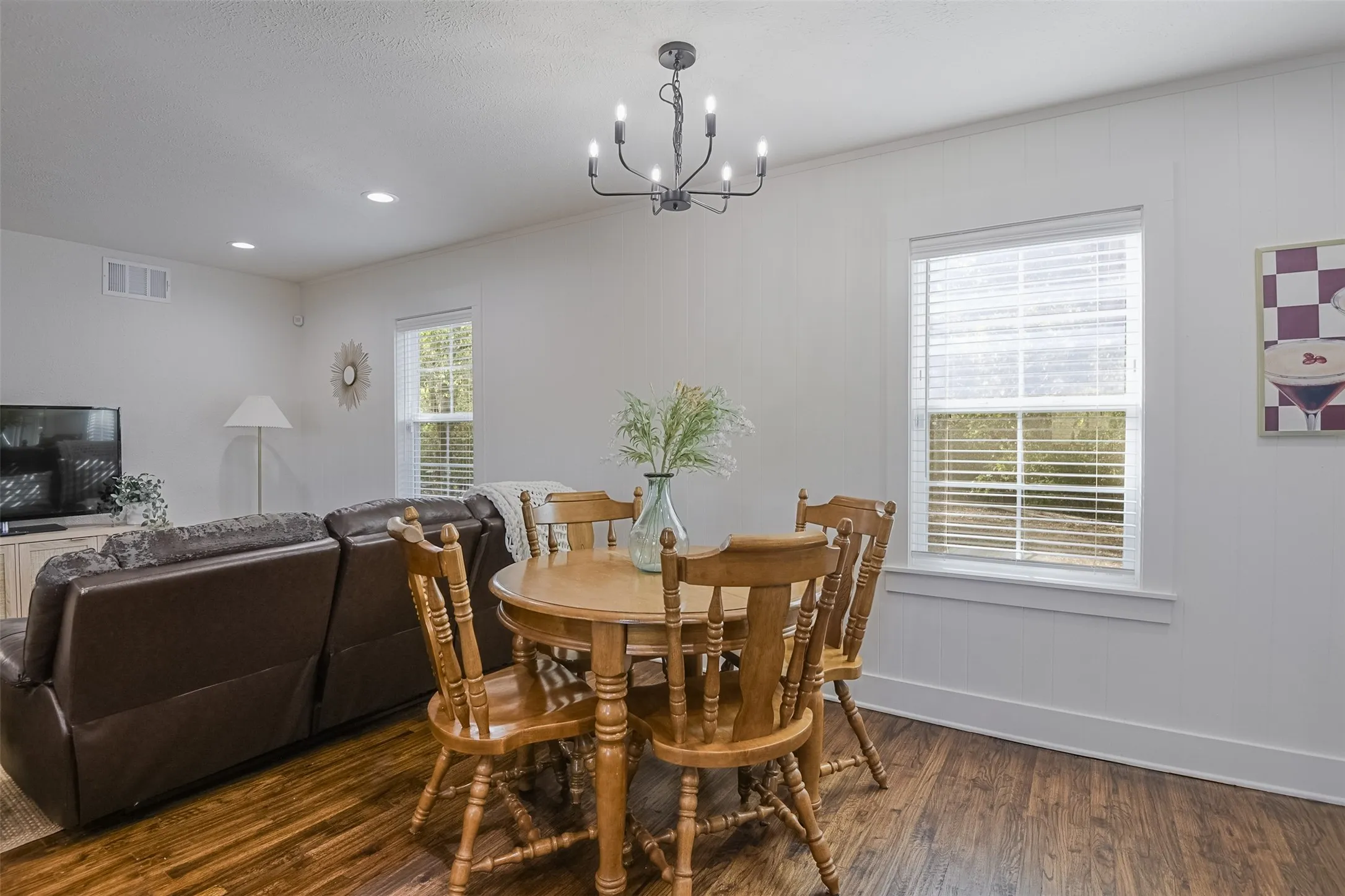 Single Family Residence For Sale in Ellis County , 313 Highland Avenue, Waxahachie, Texas 75165, 3 Bedroom, 1 Bathroom, Garage spaces, 1,072 Sqft, built in 1963, mls#21388729, Real Estate Agent in Waxahachie, Homes For Sale in Ellis county, Homes For Sale in Waxahachie, Realtor in Waxahachie Texas, Real Estate Brokerage Independent Realty Texas, Luminita Cordes Realtor